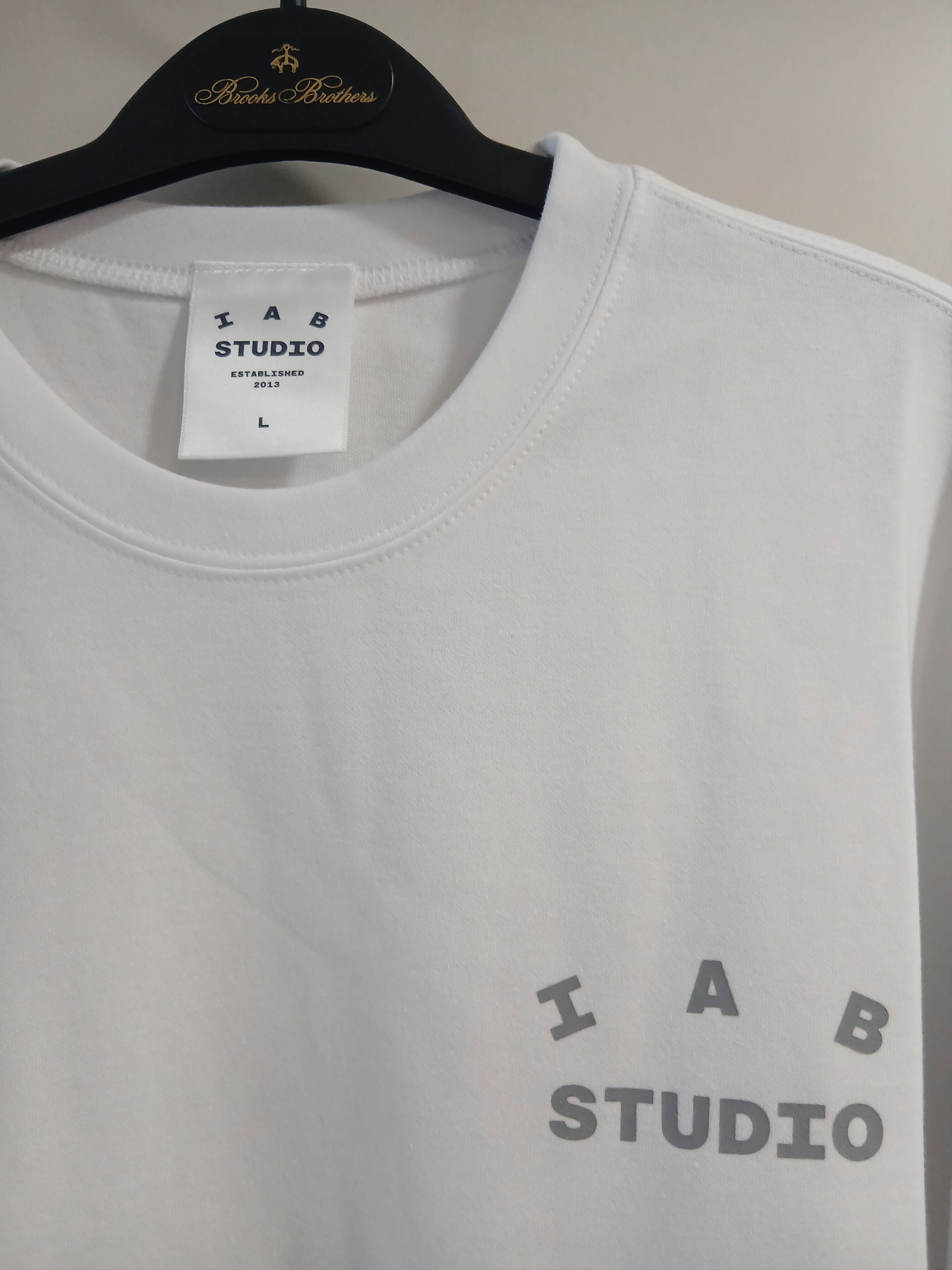 IAB Studio T-Shirt White Gray 착용 스타일 - 3