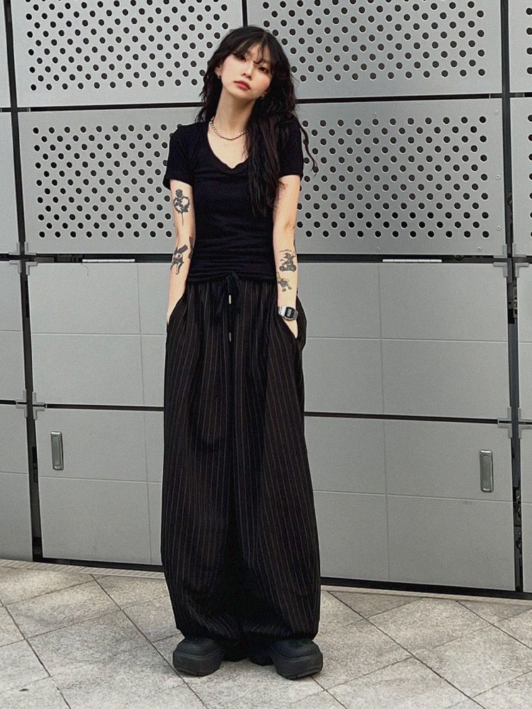 Crocs Stomp Clog Black 착용 스타일 - 1
