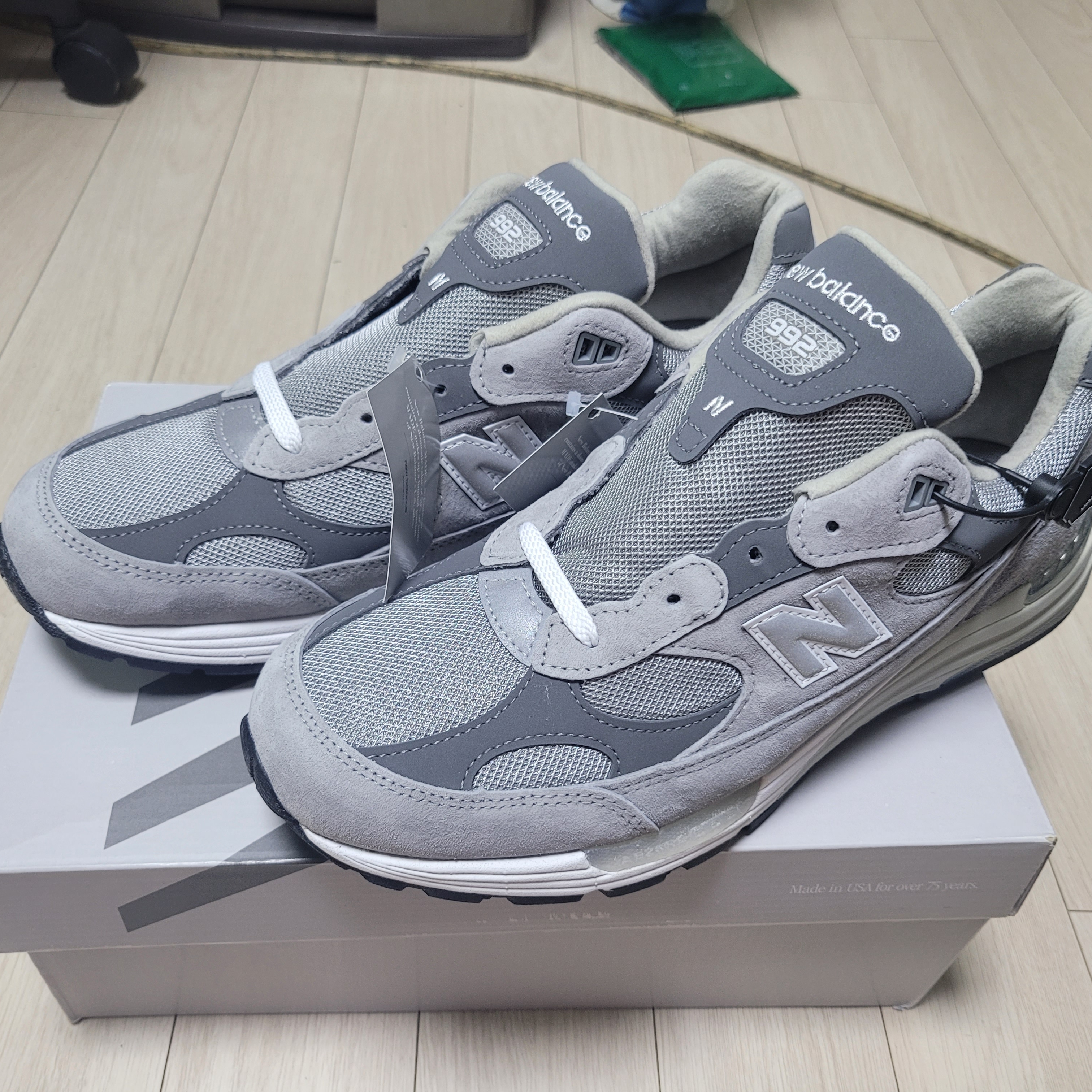 New Balance 992 Made in USA Core Grey Silver Metallic 착용 스타일 - 4