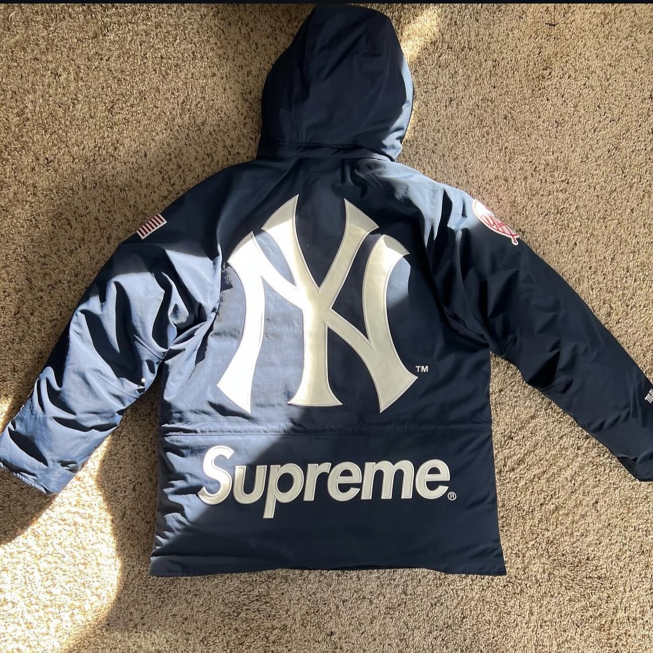Supreme x New York Yankees Gore-Tex 700-Fill Down Jacket Navy - 21FW 착용 스타일 - 2