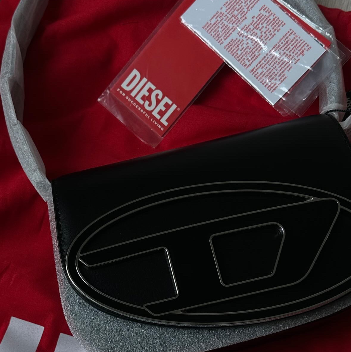 Diesel 1DR Shoulder Bag in Nappa Leather Black 착용 스타일