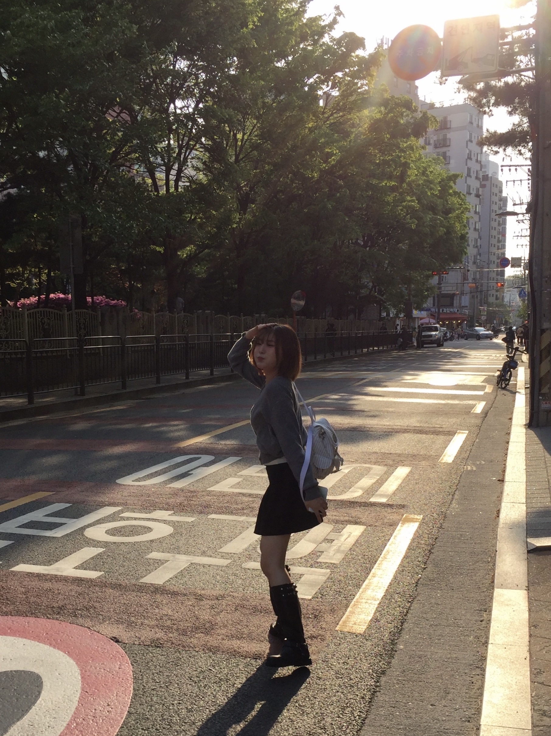 LOTS YOU Nostalgia Chubby Backpack White 착용 스타일 - 6