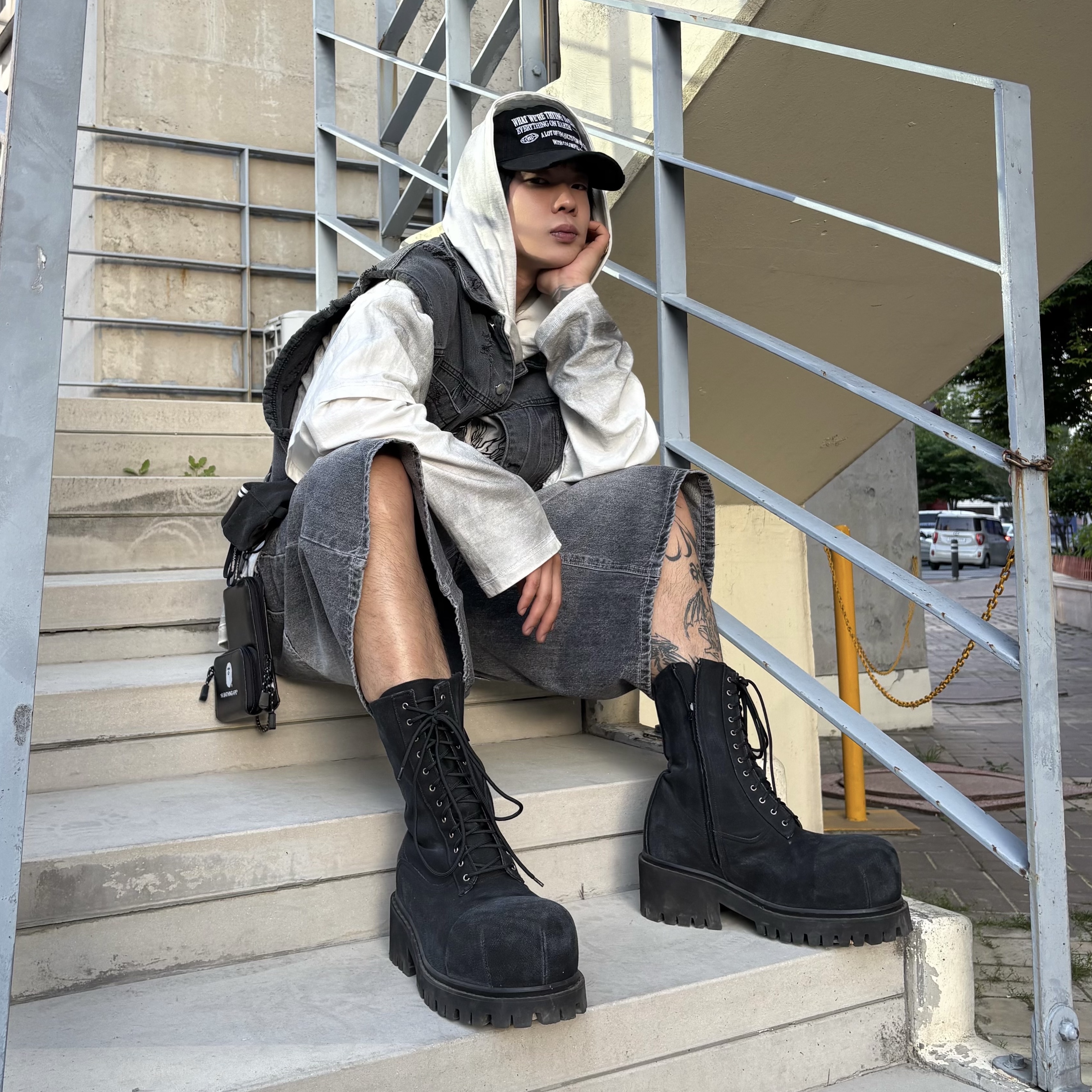 Balenciaga Stomper Bootie Black 착용 스타일 - 1