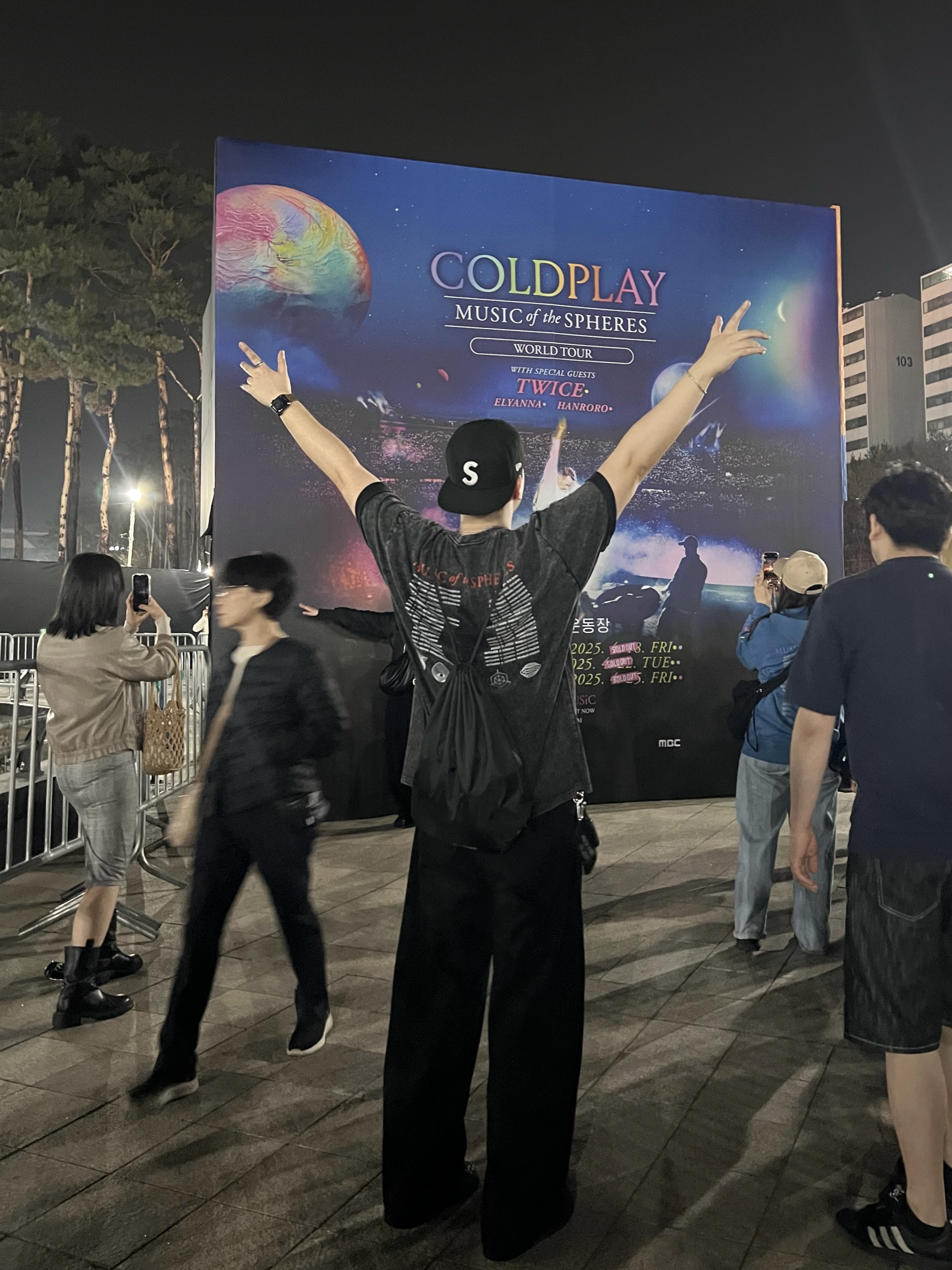 Coldplay Alien Radio T-Shirt Charcoal, Supreme x New Era Screw Ball S Logo Black - 24FW 착용 스타일