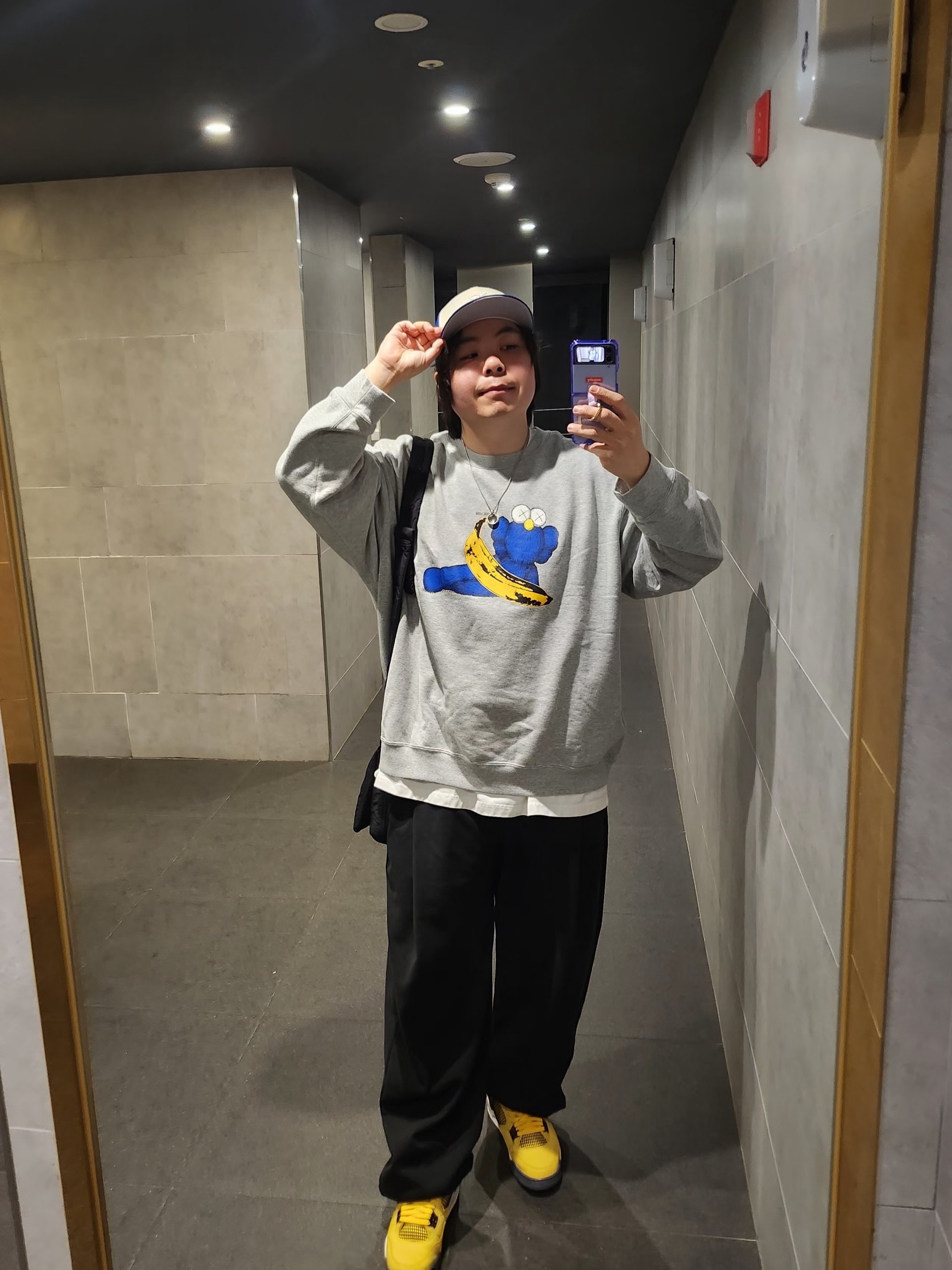 Uniqlo UT x Kaws x Warhol Sweatshirt Heather Gray, Suade Two Tuck Long Pants Black 착용 스타일 - 1