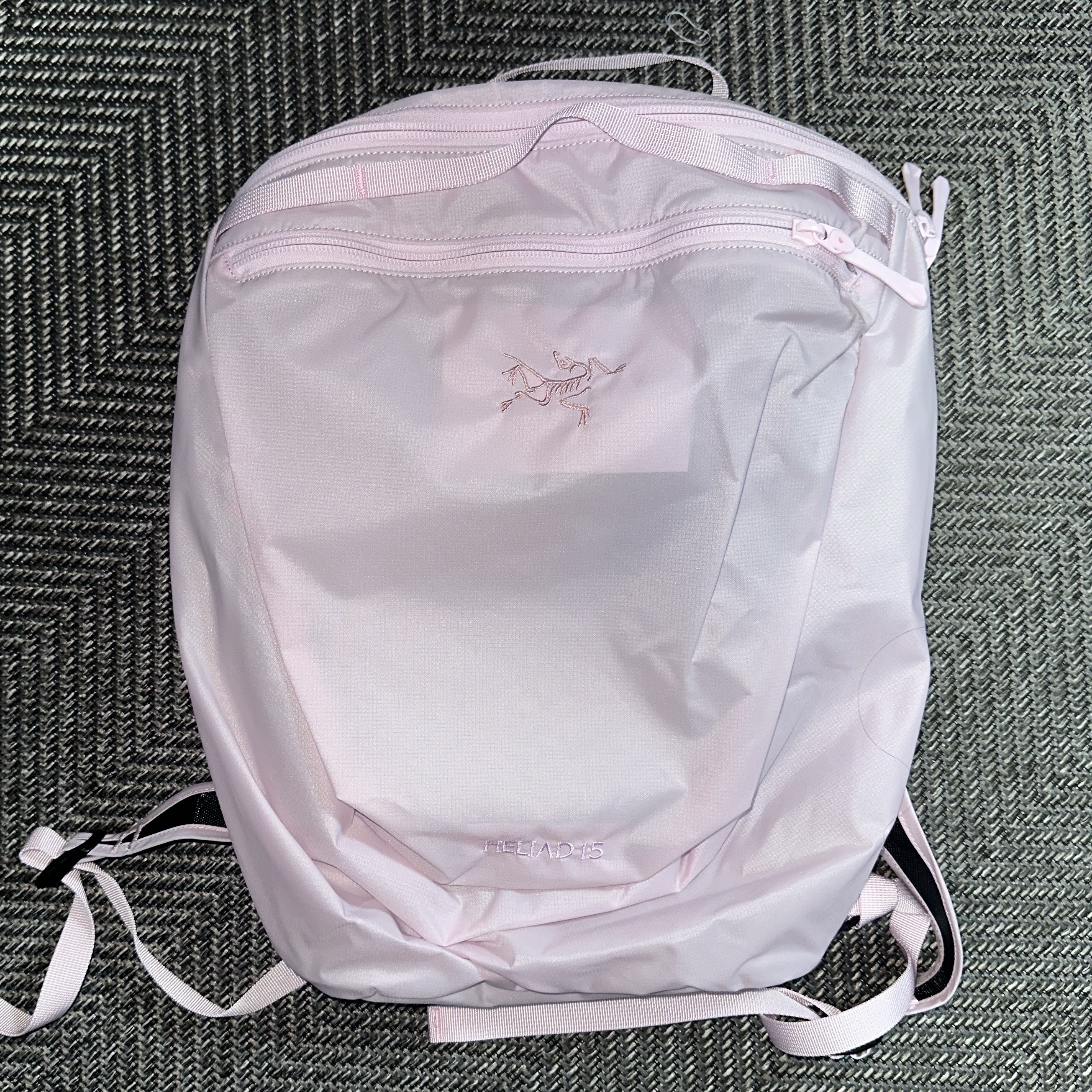 Arc'teryx Heliad 15 Backpack Pink Glow 착용 스타일