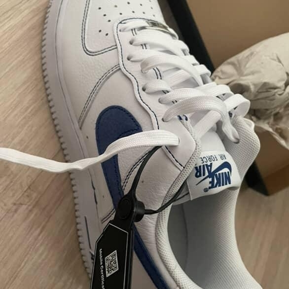 Nike Air Force 1 '07 LV8 White Deep Royal Blue 착용 스타일 - 1