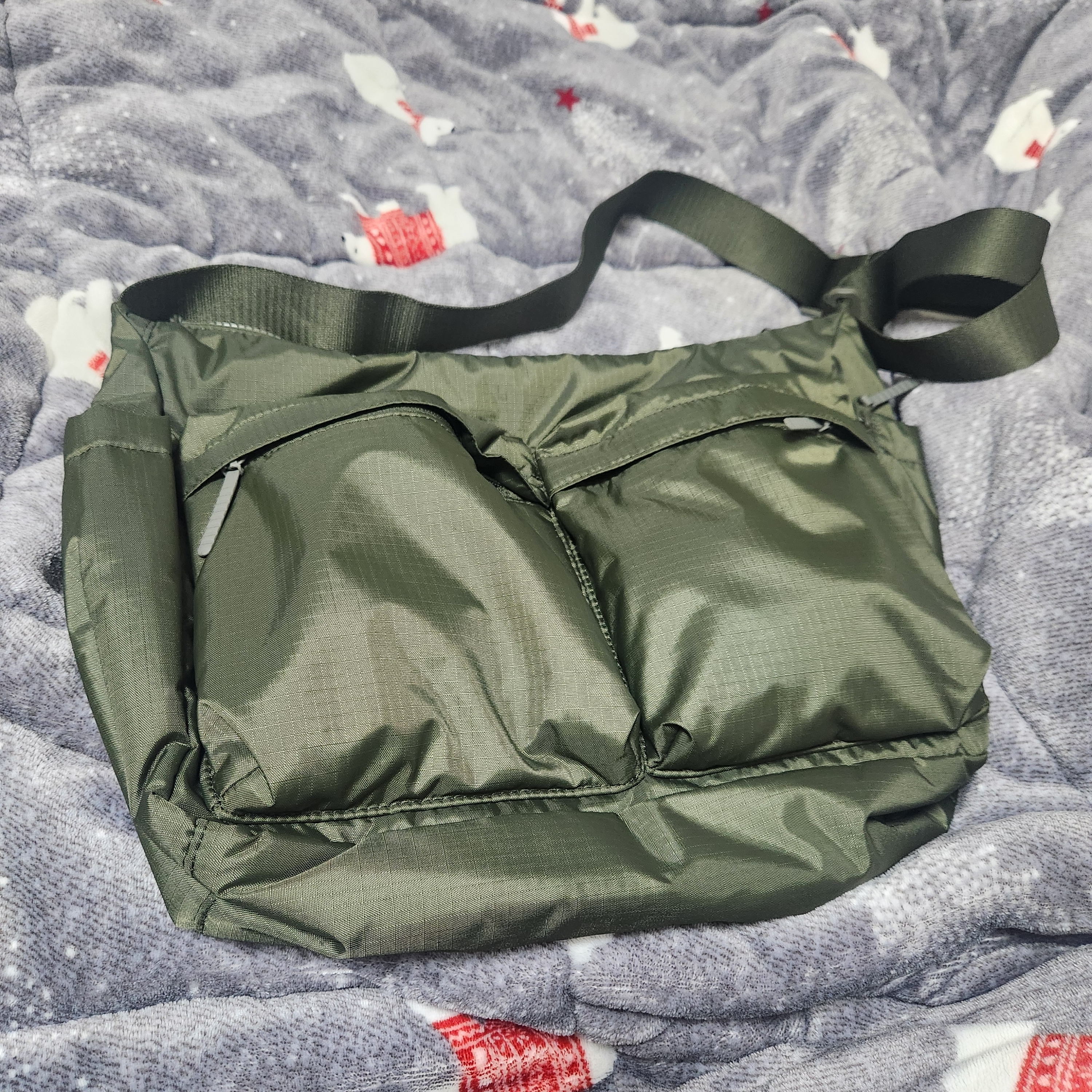 Uniqlo Multi Pocket Shoulder Bag Olive 착용 스타일 - 5