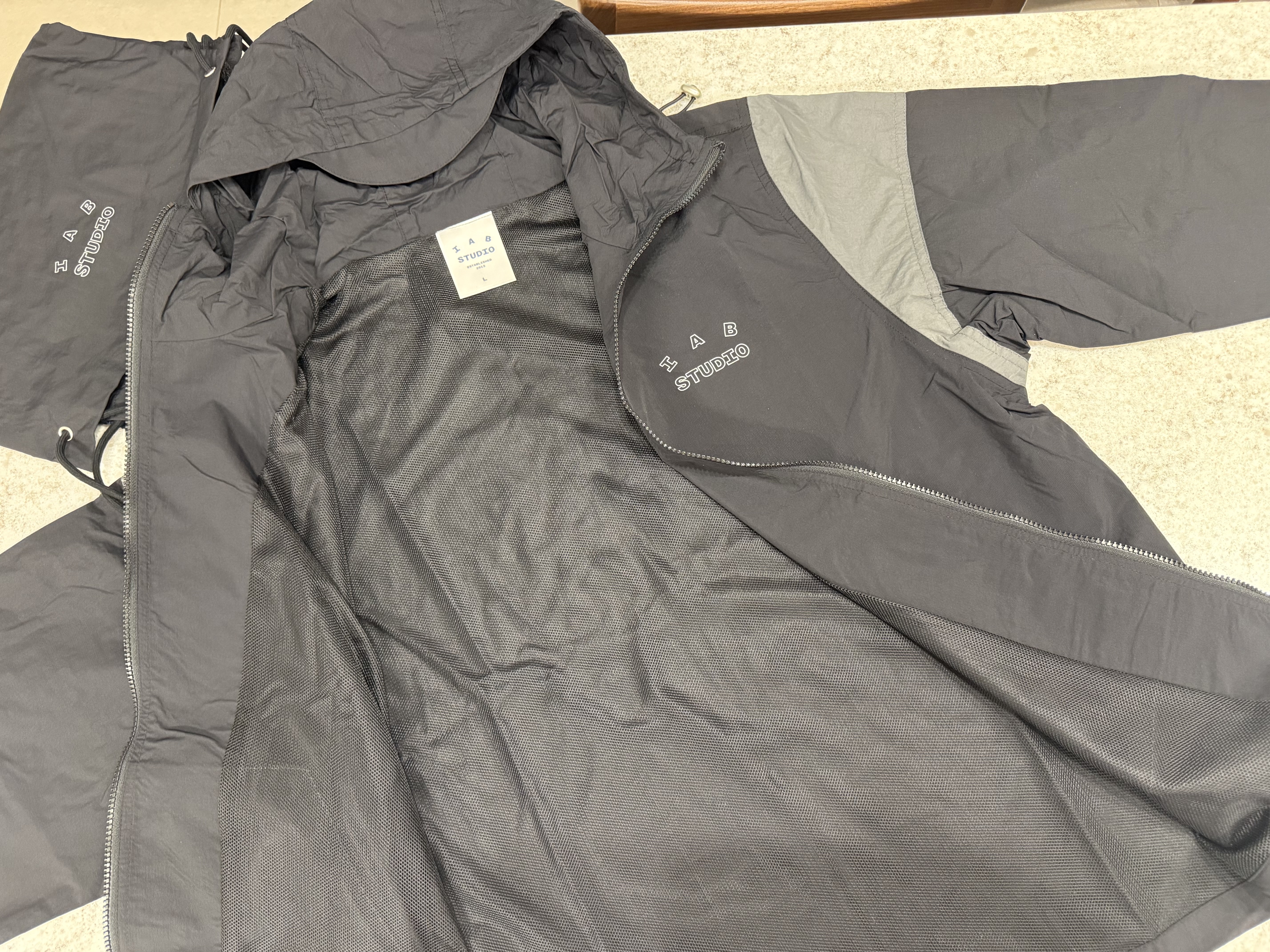 IAB Studio Wind Jacket Pack Black Silver 착용 스타일 - 3