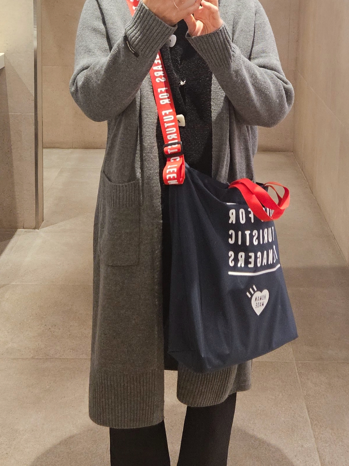 Human Made Shoulder Tote Bag Navy 착용 스타일 - 2