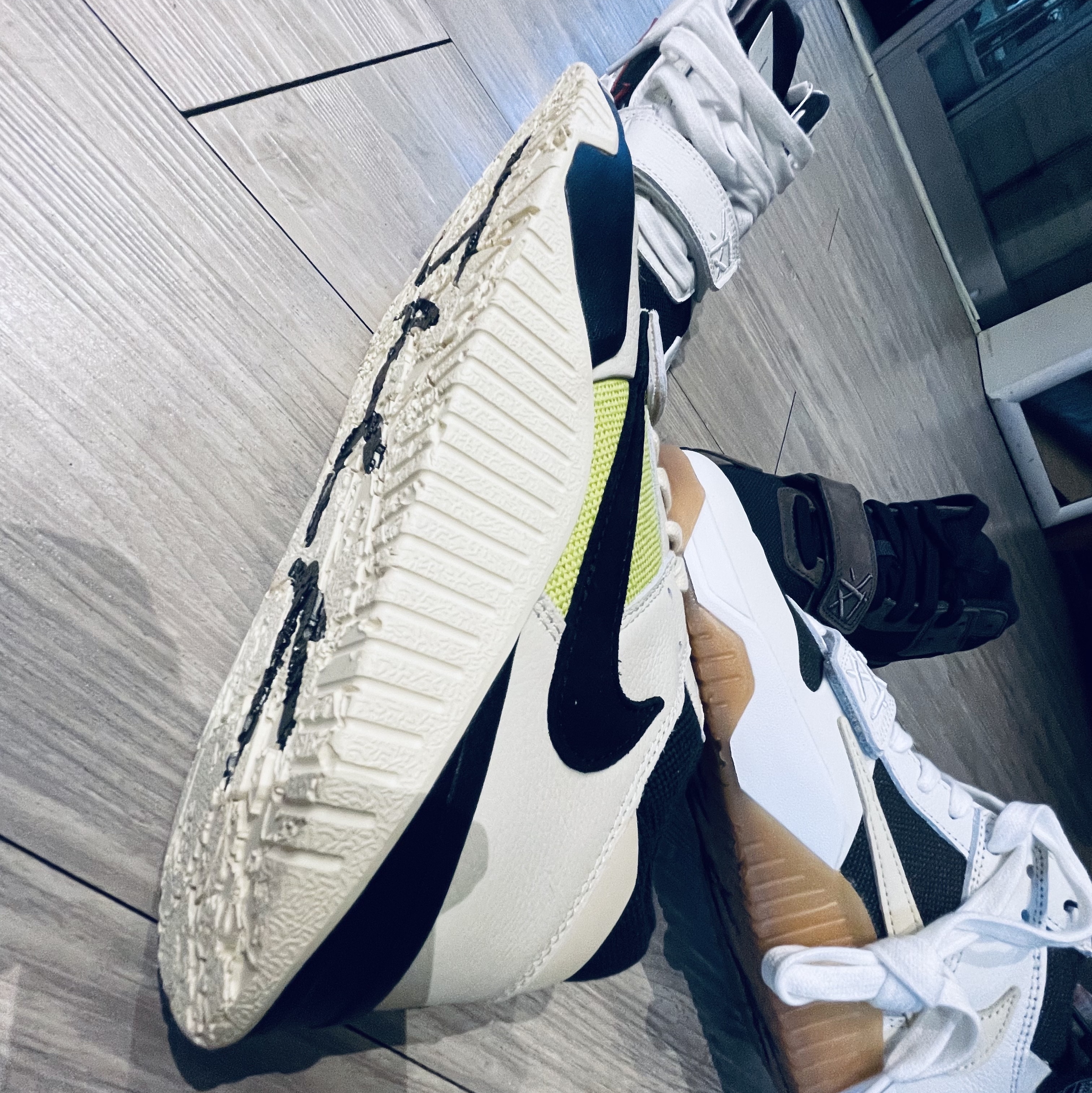 Jordan x Travis Scott Jumpman Jack TR University Red, Jordan x Travis Scott Jumpman Jack TR Sail and Dark Mocha 착용 스타일 - 7