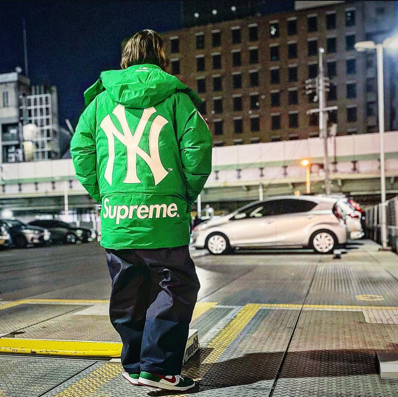 Supreme x New York Yankees Gore-Tex 700-Fill Down Jacket Navy - 21FW 착용 스타일 - 5