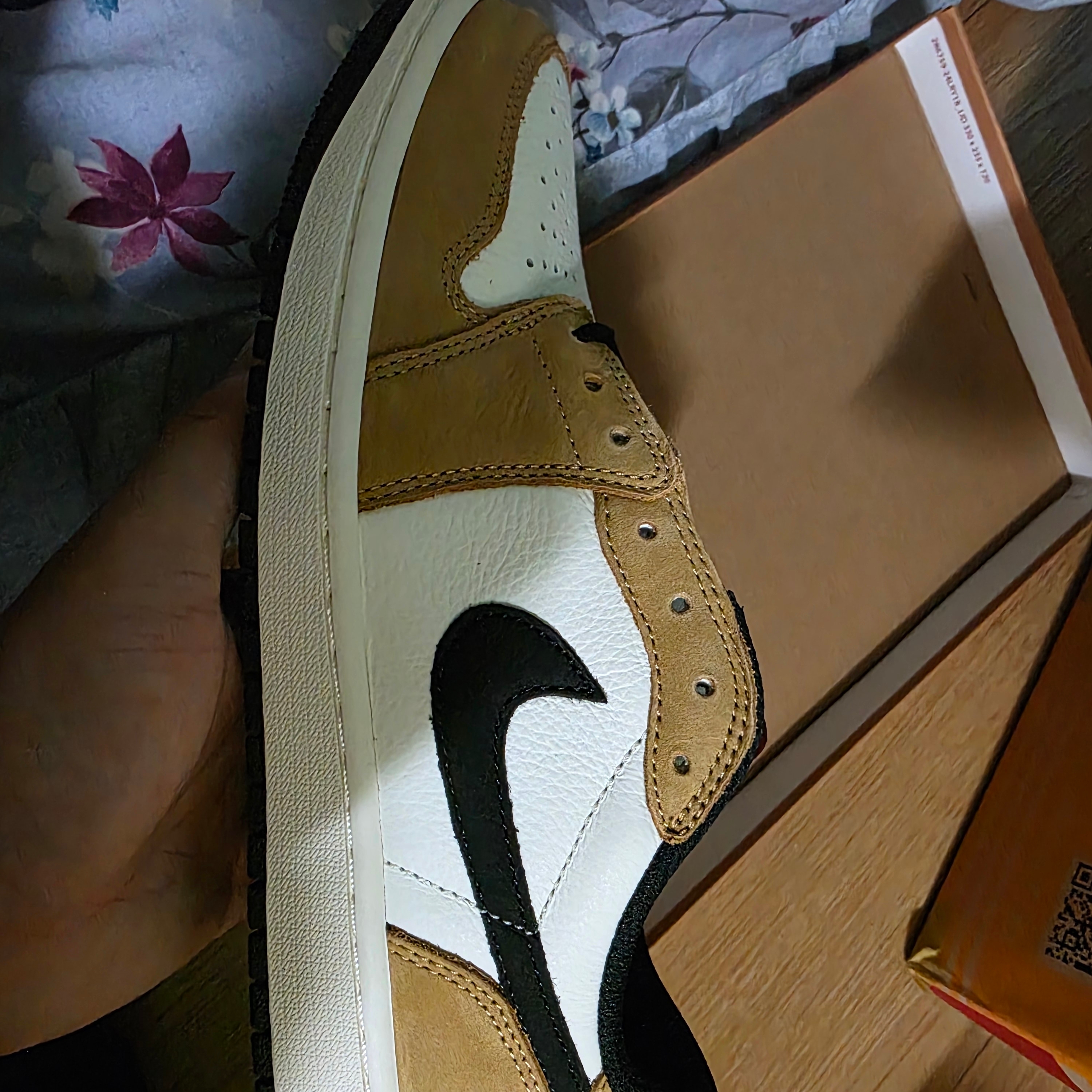 Jordan 1 Low OG Sail and Golden Harvest 착용 스타일