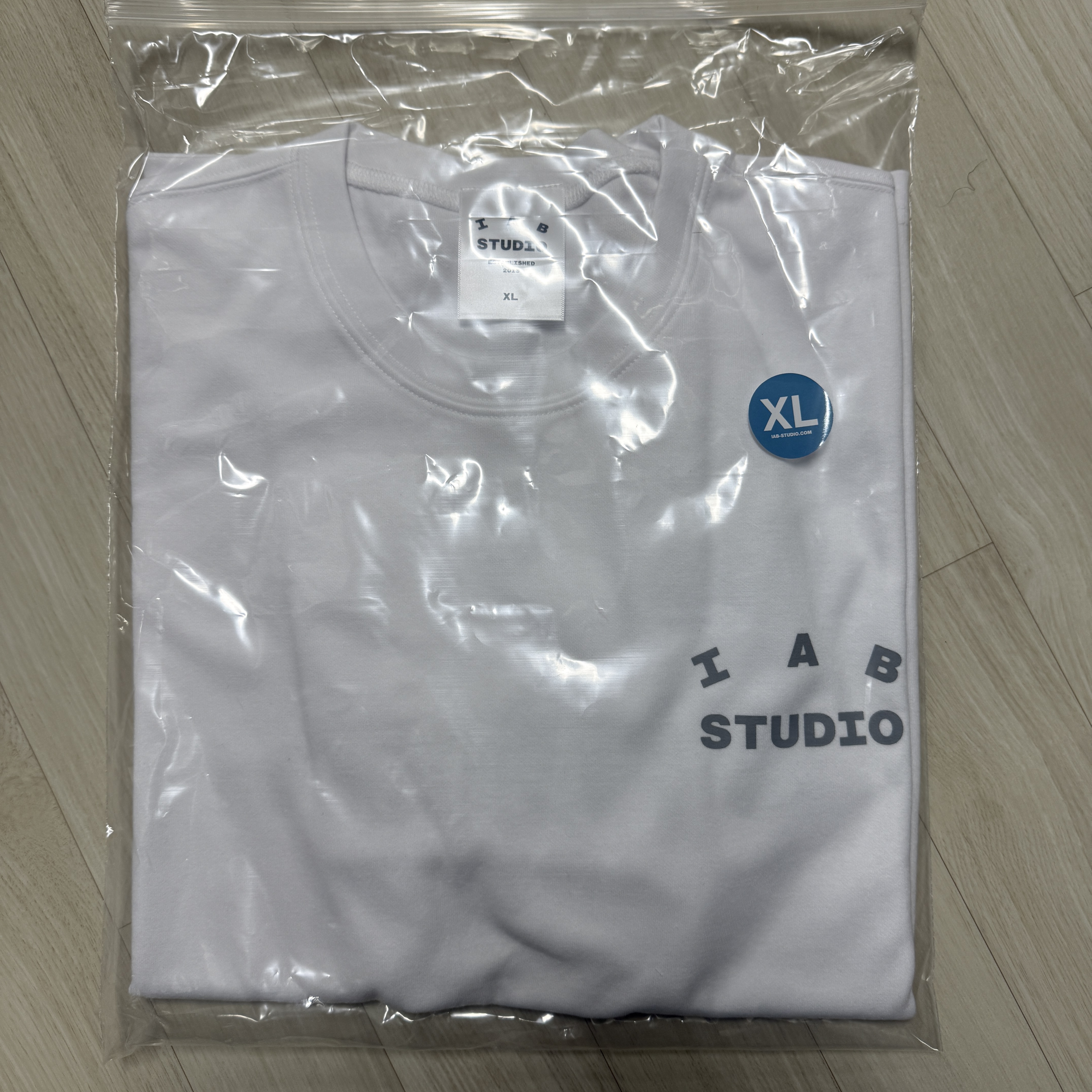 IAB Studio T-Shirt White Gray 착용 스타일