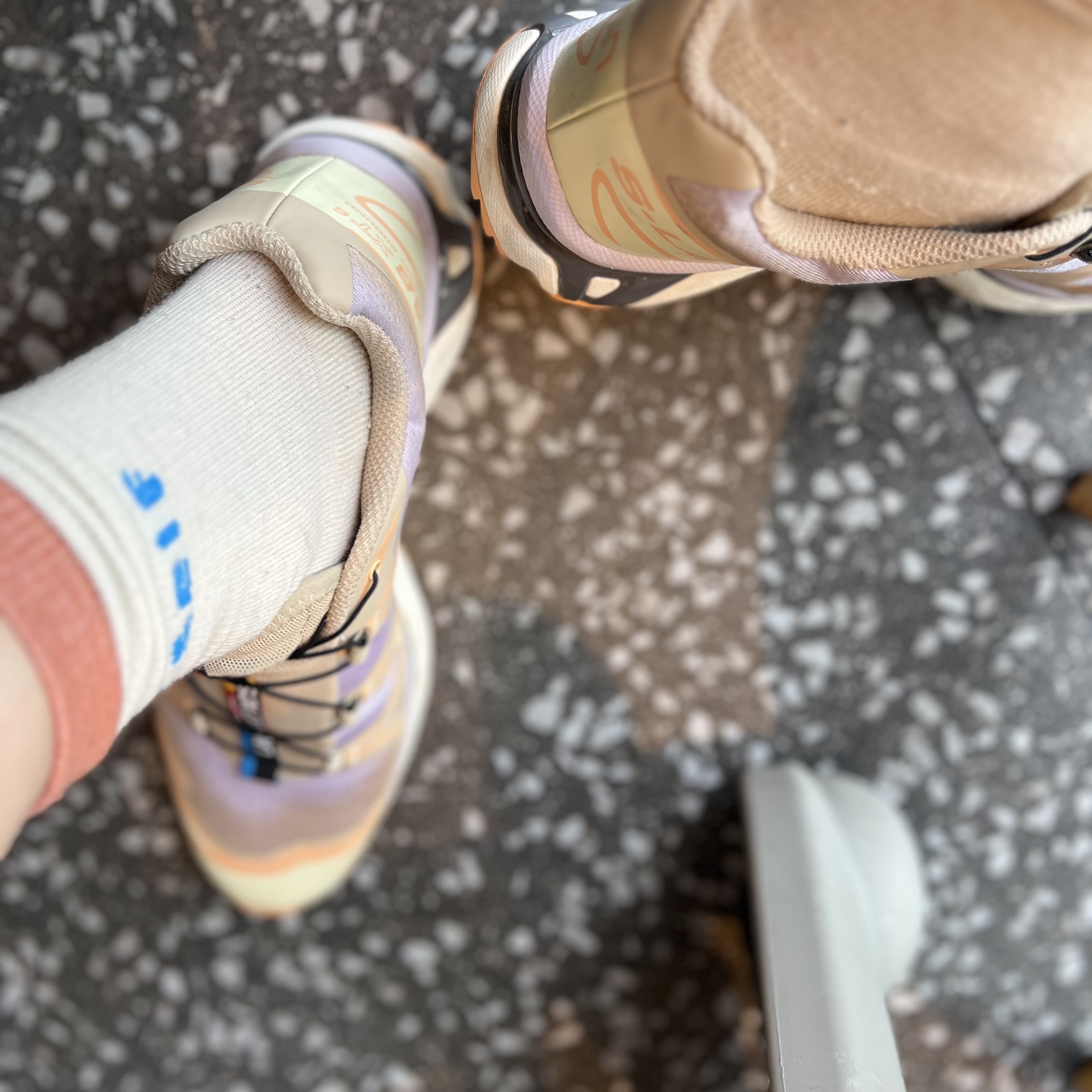 Salomon XT-6 Skyline White Pepper Peach Quartz, Vans Classic Slip-On Mule Checkerboard Black White 착용 스타일 - 4