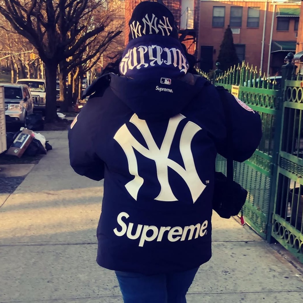 Supreme x New York Yankees Gore-Tex 700-Fill Down Jacket Navy - 21FW 착용 스타일 - 1