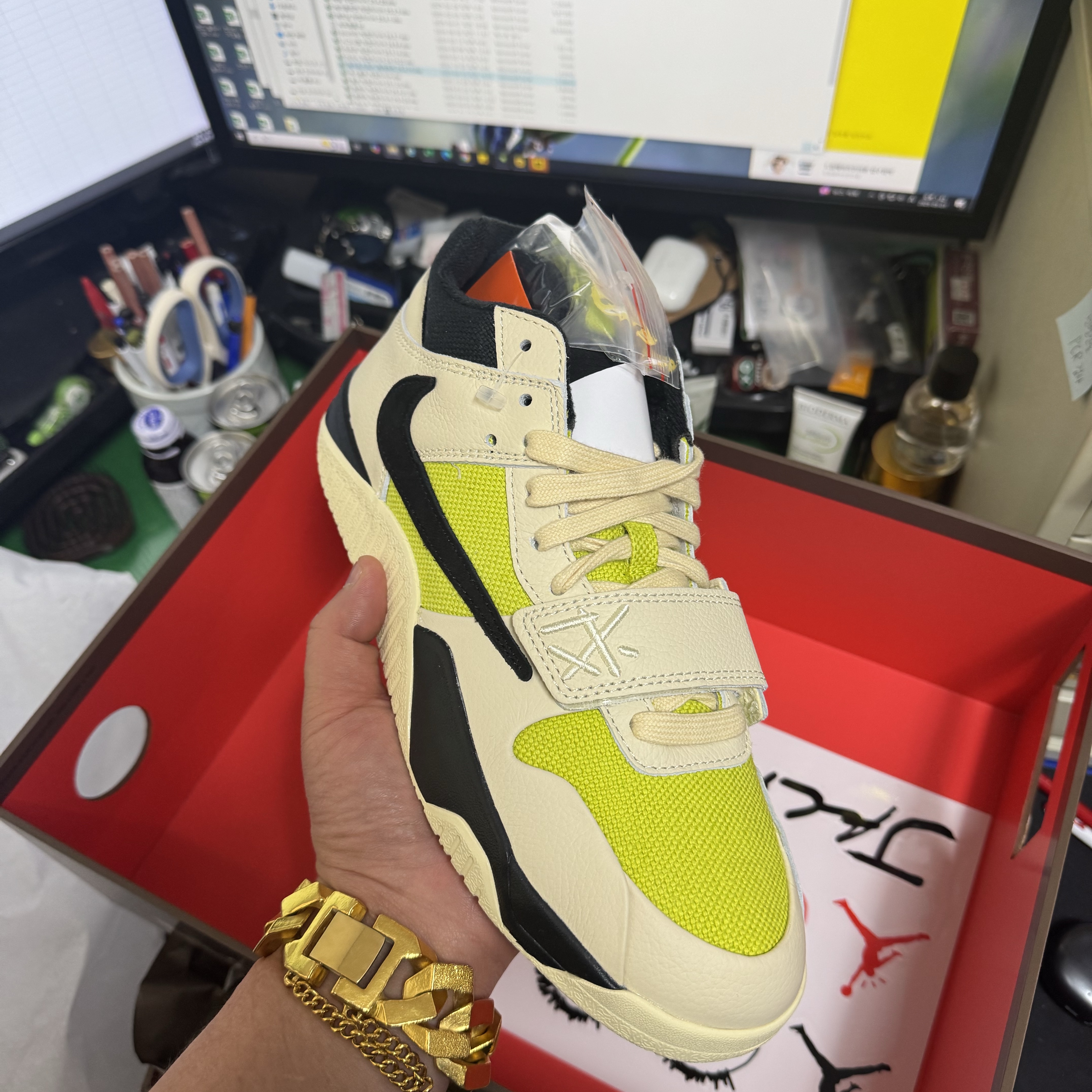 Jordan x Travis Scott Jumpman Jack TR Bright Cactus 착용 스타일 - 1
