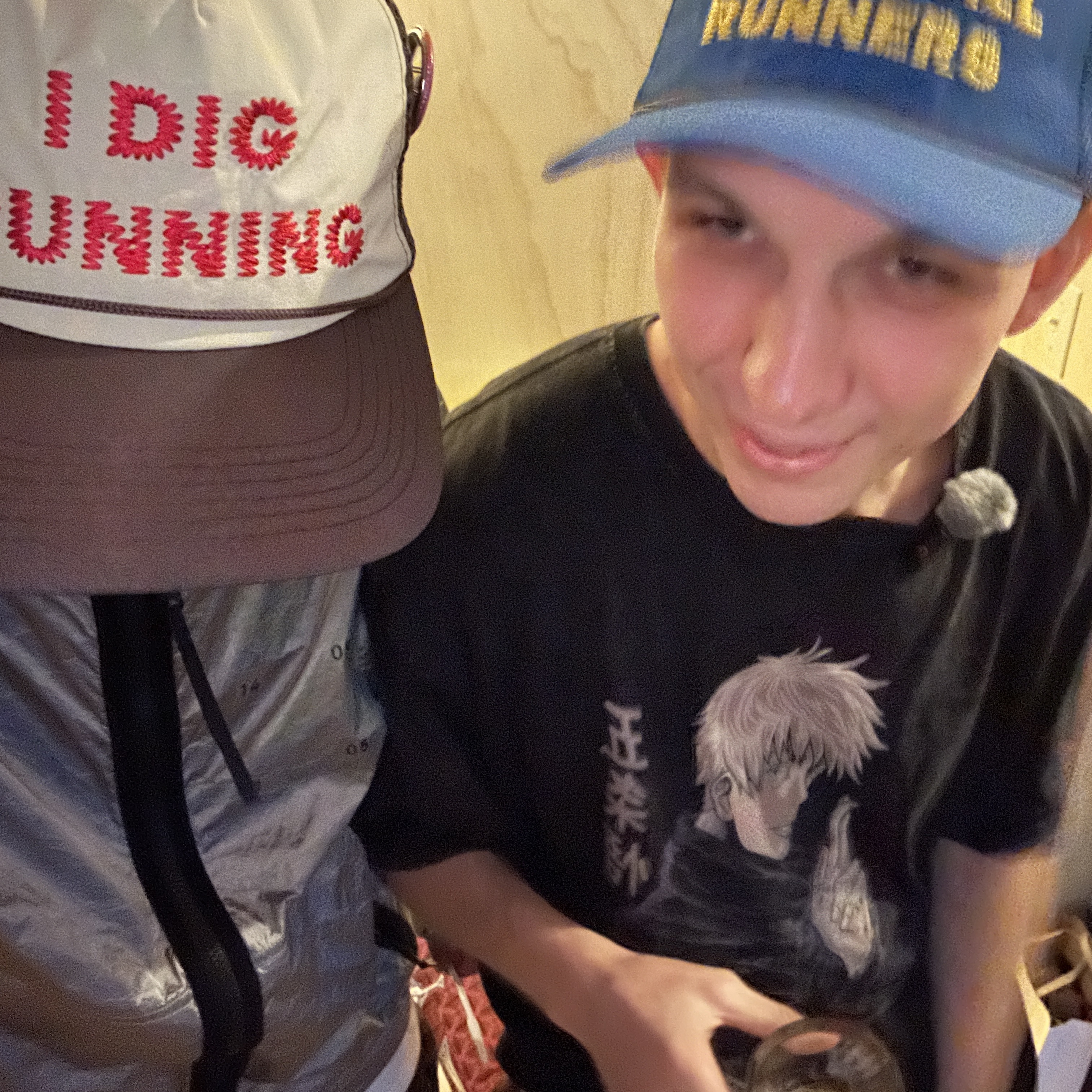 Alex Zono I Dig Running Trucker Hat OG Brown, Alex Zono x Wherever We Are All Runners Trucker Hat Blue 착용 스타일 - 2