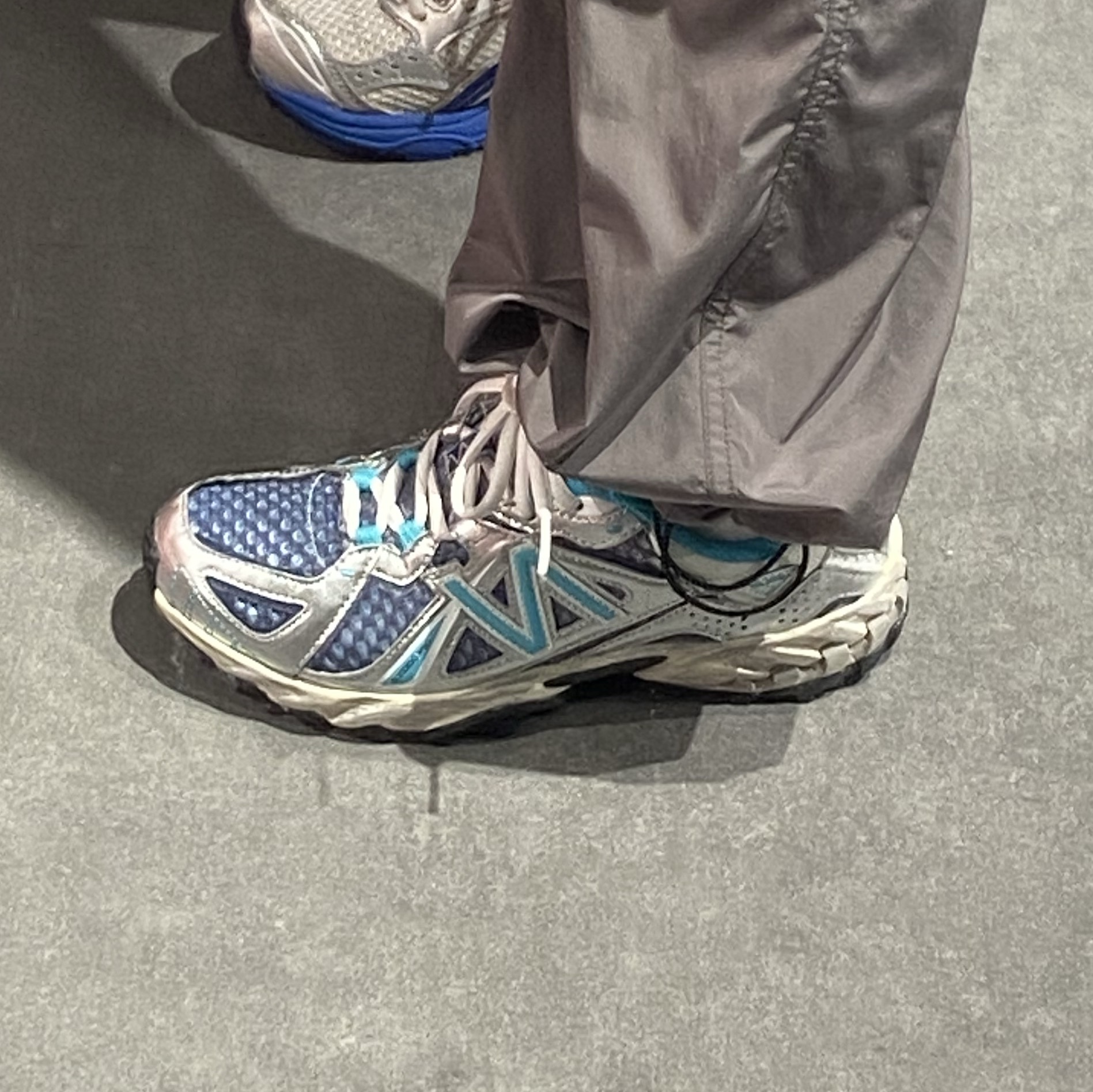 New Balance ML610 Silver Metallic Dark Mercury 착용 스타일