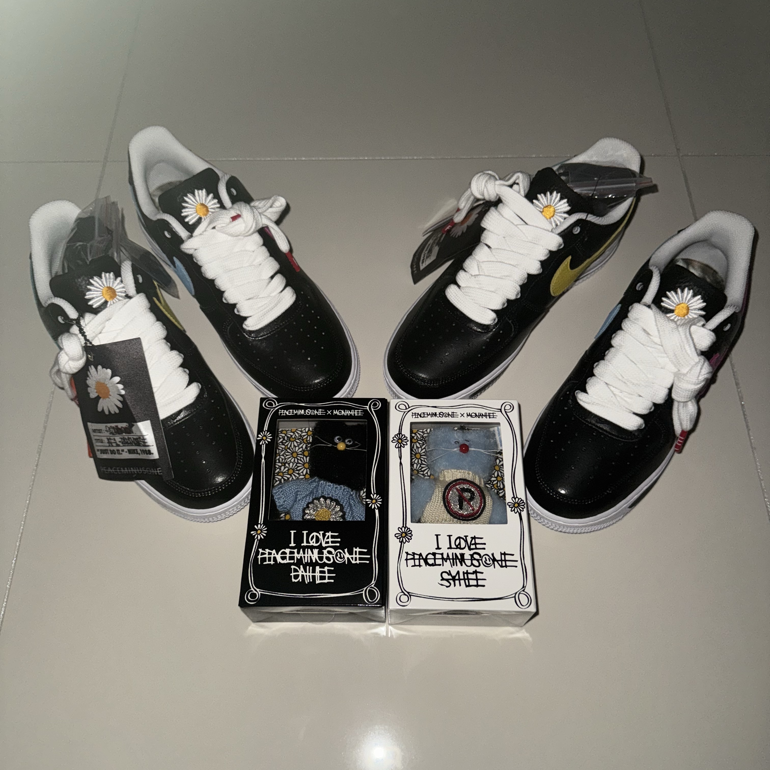 Nike x Peaceminusone Air Force 1 Low Para-Noise 3.0 Black and Multicolor, Monamhee x Peaceminusone Daihee Plush Keyring 착용 스타일