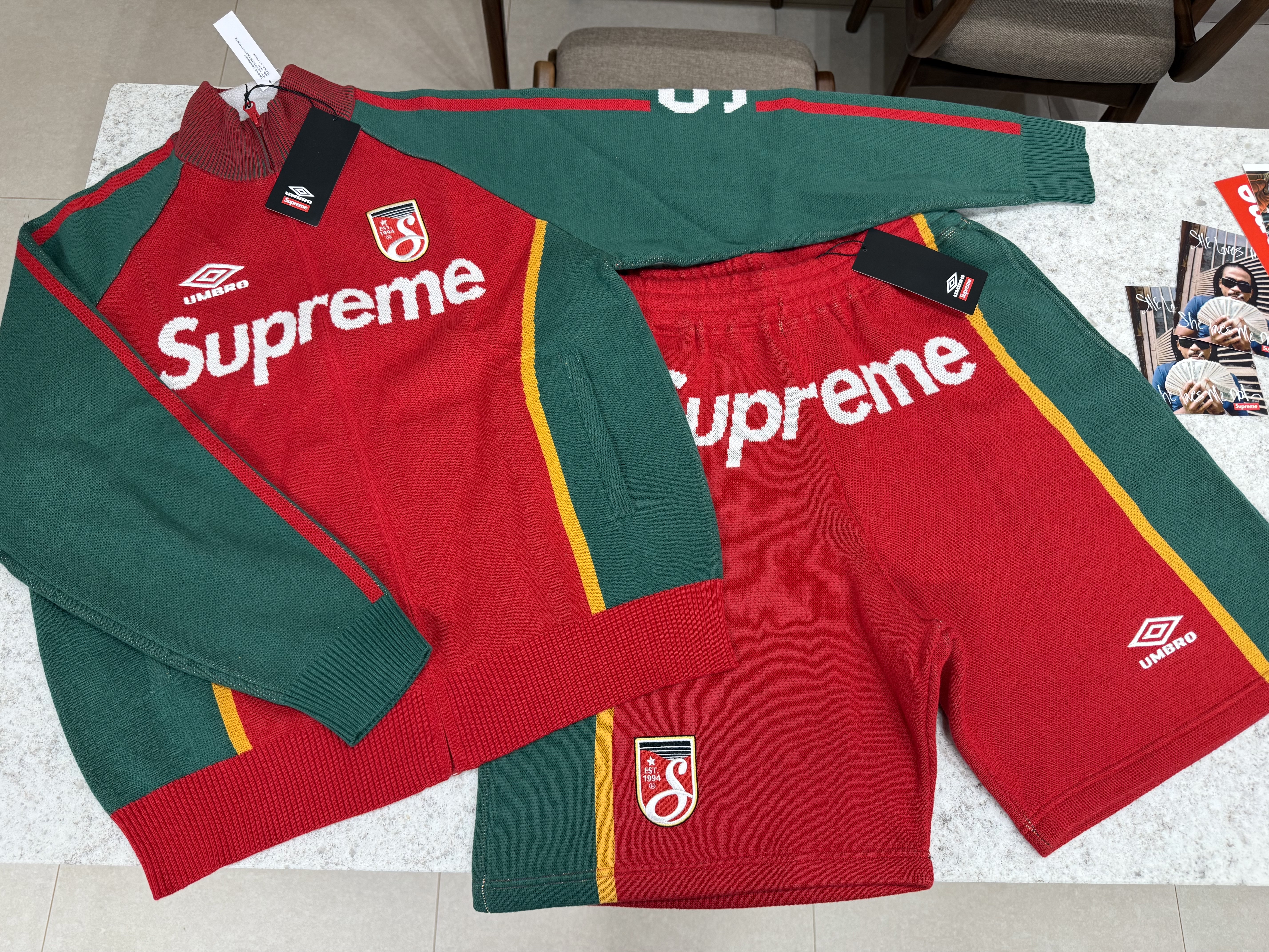 Supreme x Umbro Zip Up Sweater Red - 25SS, Supreme x Umbro Knit Soccer Shorts Red - 25SS 착용 스타일 - 1