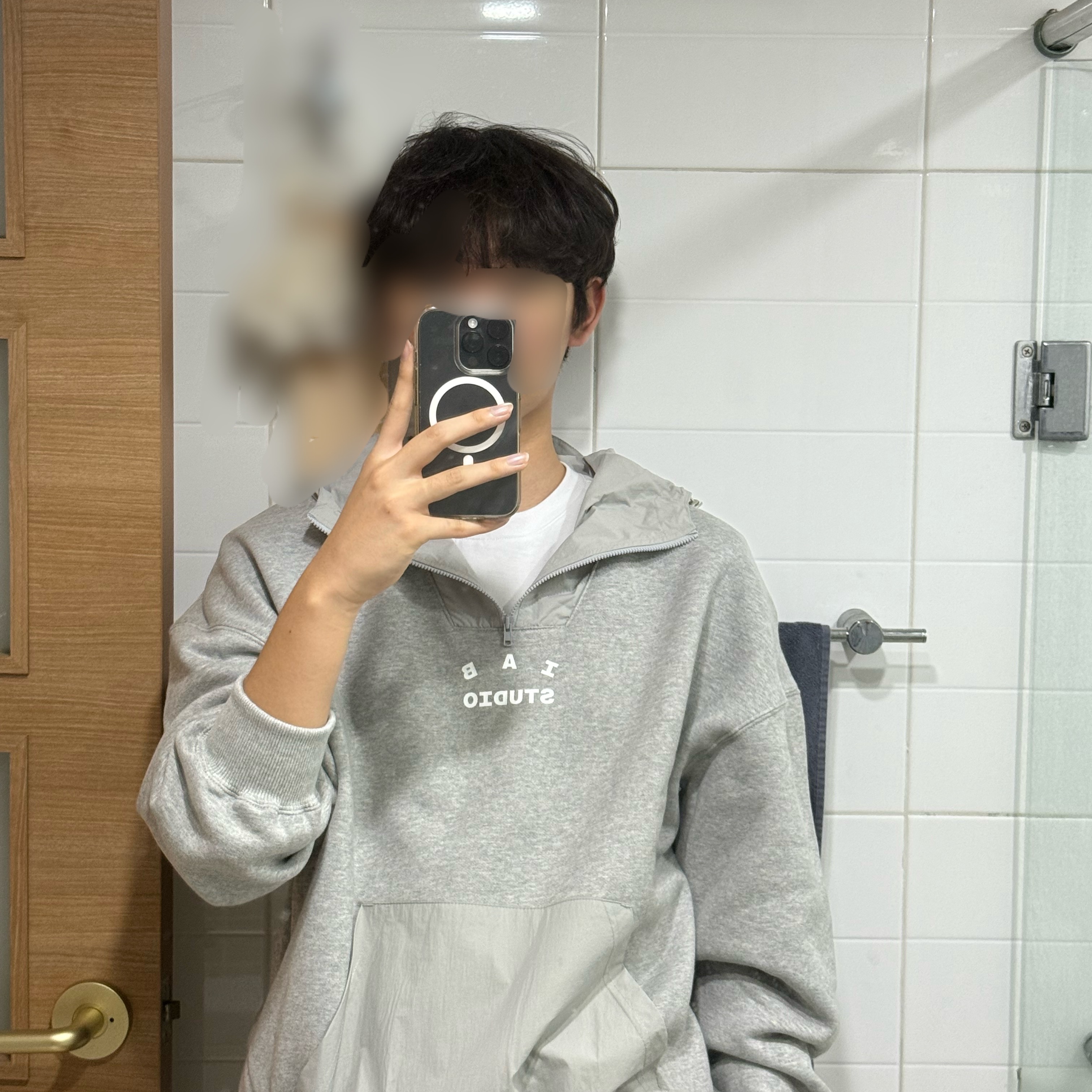 IAB Studio Woven Hoodie Gray White 착용 스타일