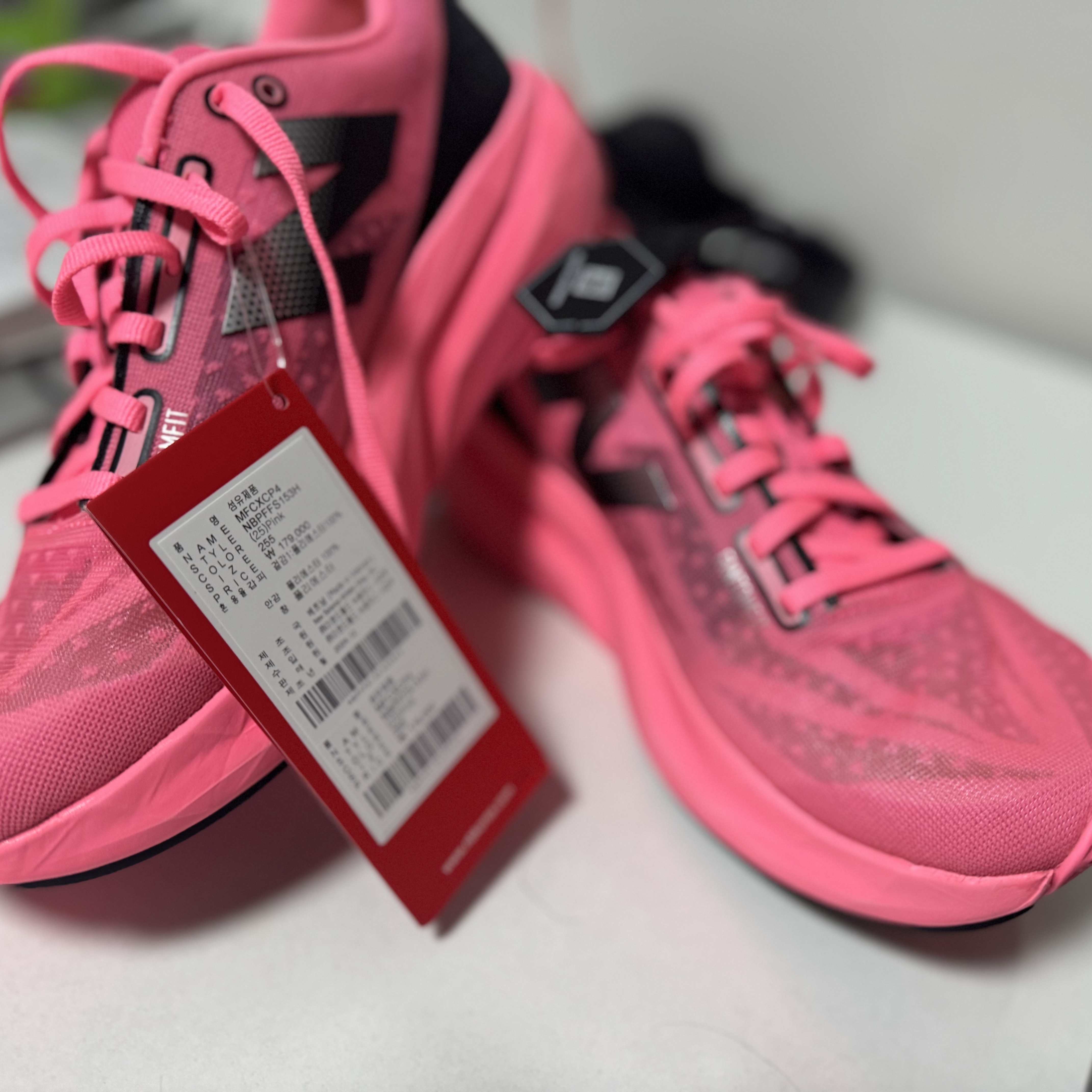 New Balance Fuelcell Rebel v4 Ultra Pink Black - D Standard 착용 스타일