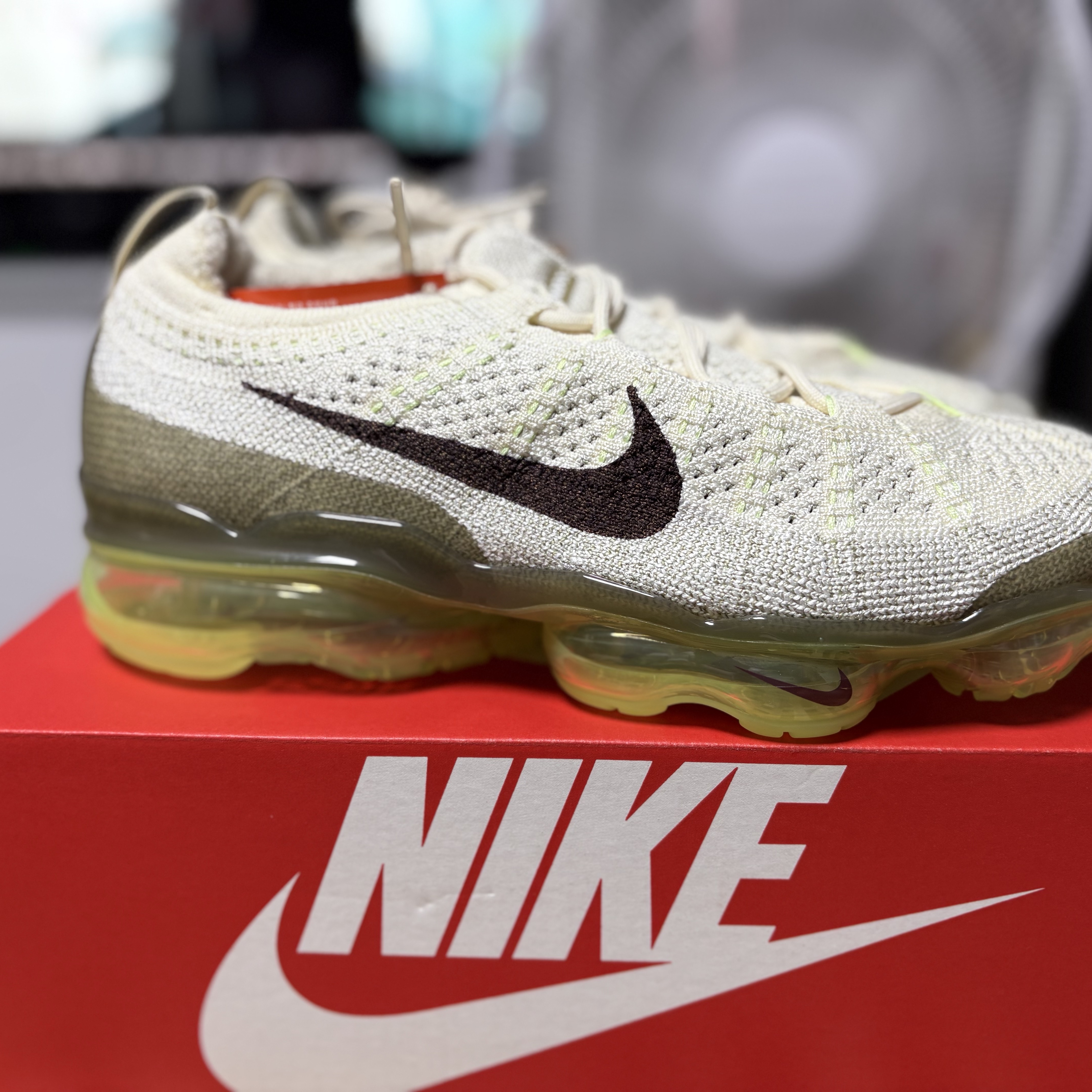 Nike Air Vapormax 2023 Flyknit Coconut Milk Neutral Olive 착용 스타일 - 3