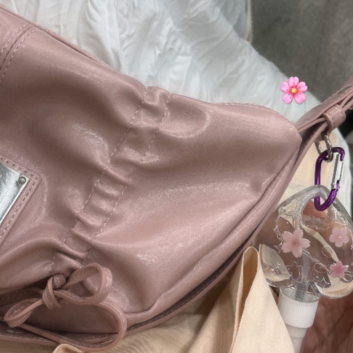 Matin Kim Half Shirring Ribbon Round Bag Pink 착용 스타일