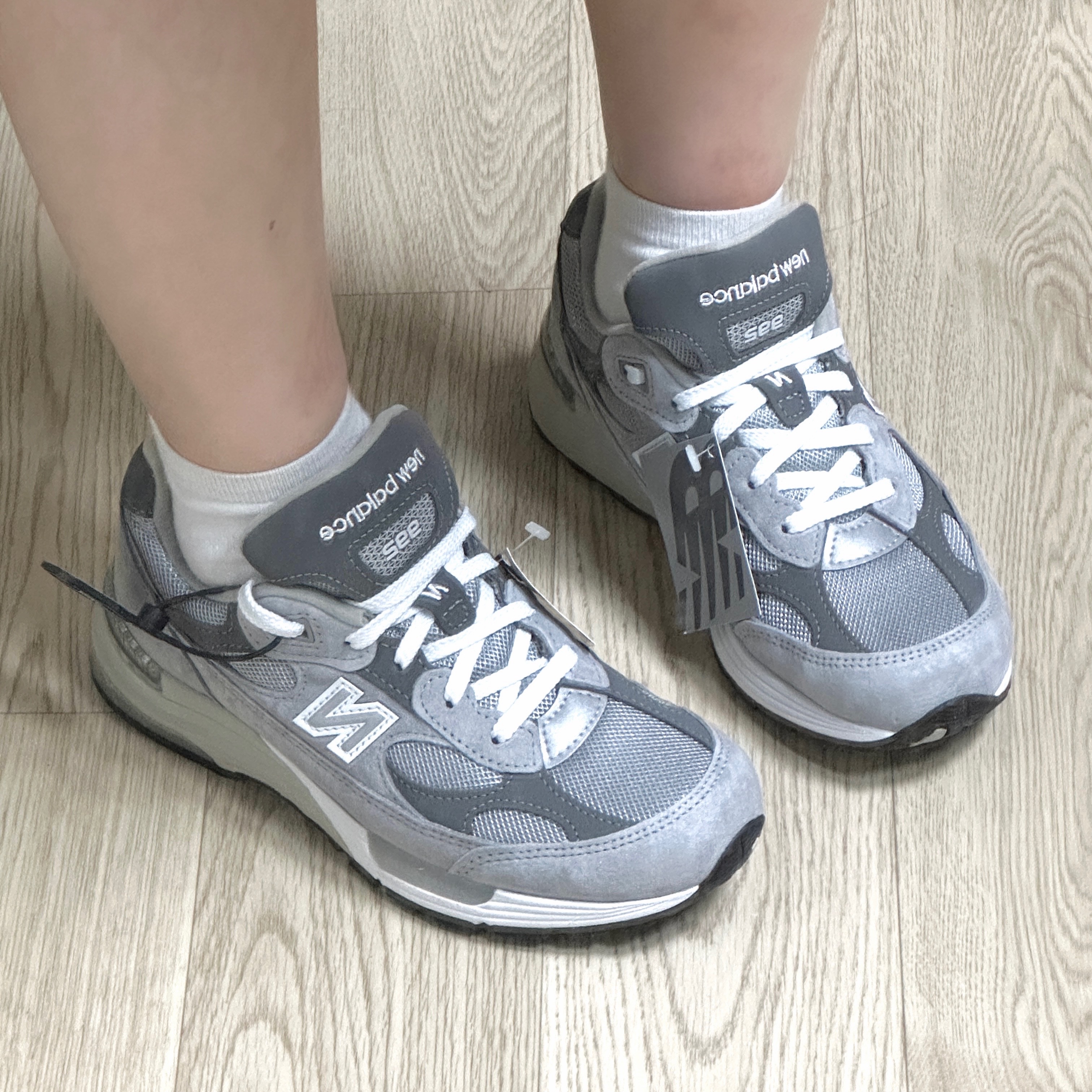 New Balance 992 Made in USA Core Grey Silver Metallic 착용 스타일