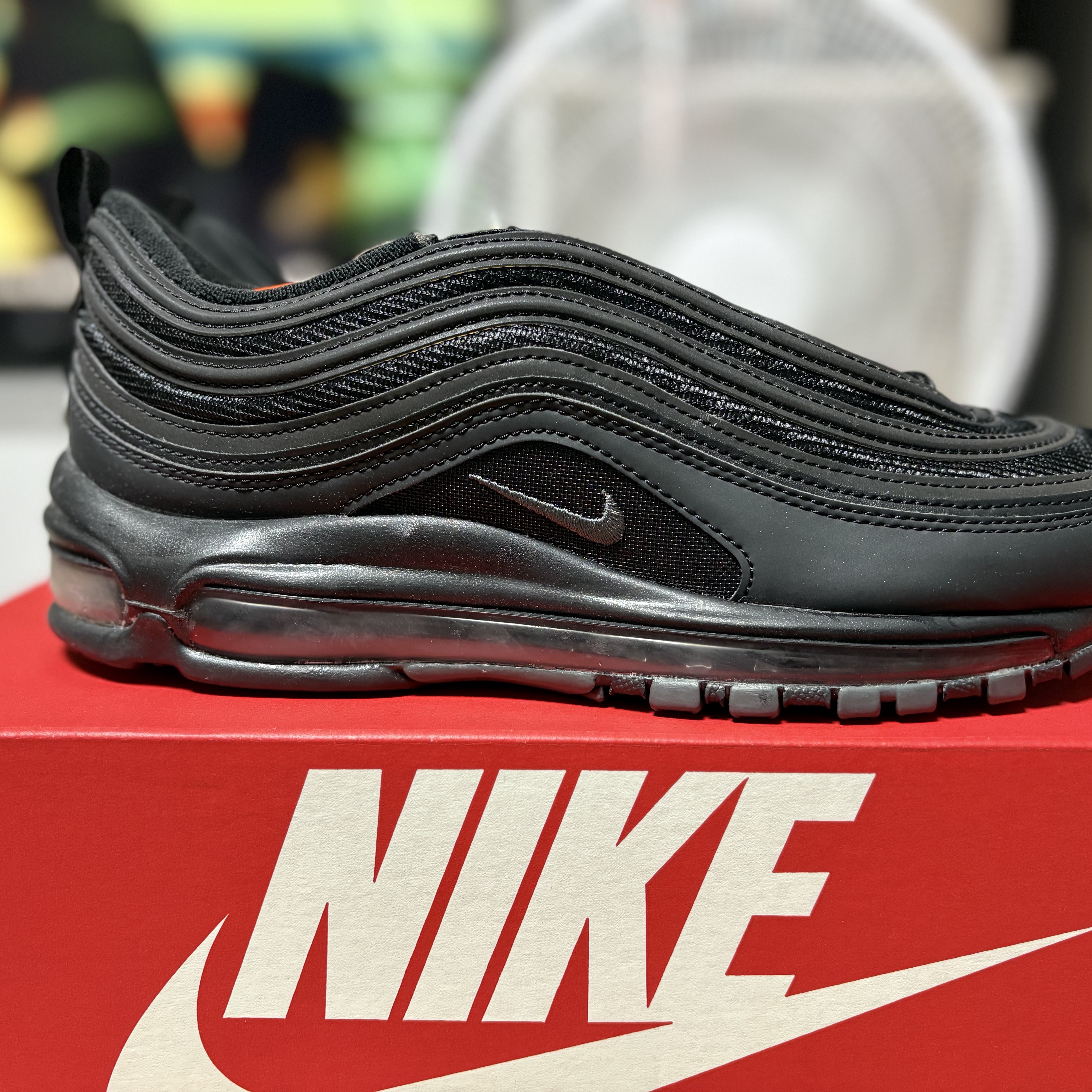 (W) Nike Air Max 97 Black Dark Grey 착용 스타일 - 3