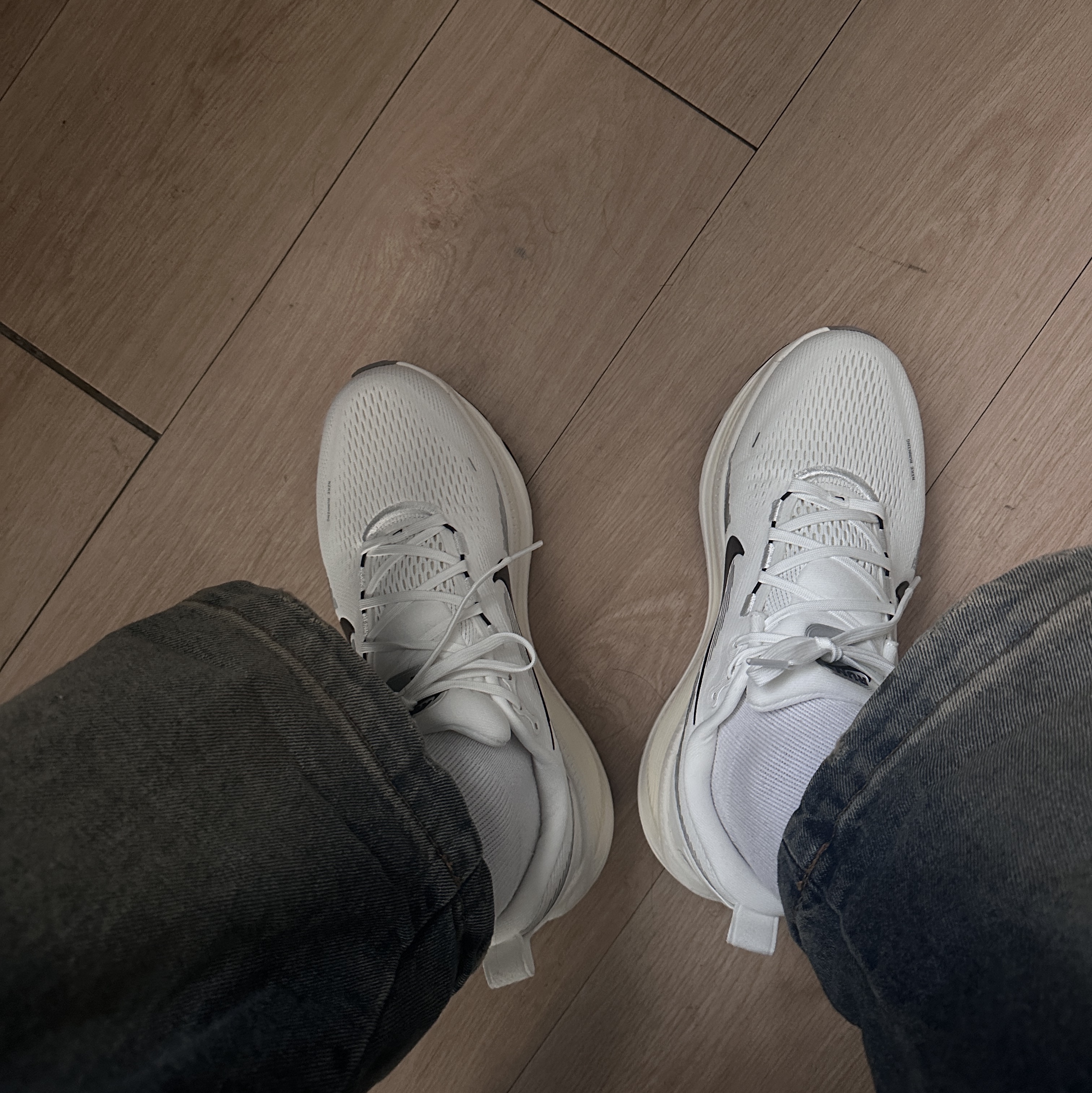 Nike Vomero 18 Summit White Coconut Milk 착용 스타일