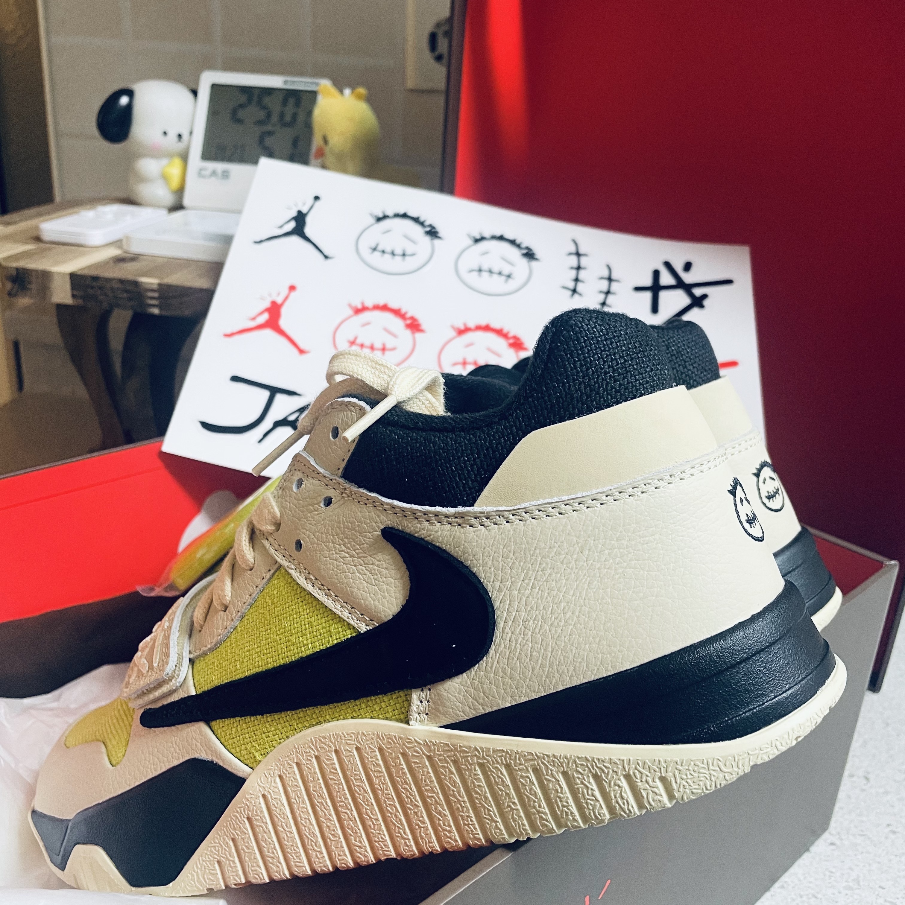 Jordan x Travis Scott Jumpman Jack TR University Red, Jordan x Travis Scott Jumpman Jack TR Sail and Dark Mocha 착용 스타일 - 3