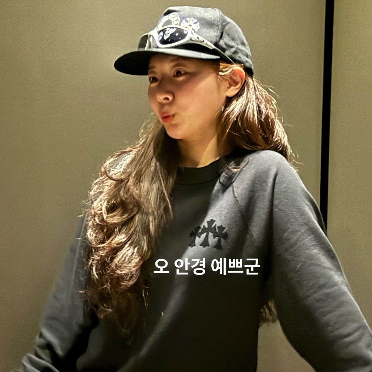 Chrome Hearts Triple Cross CH Letter Sweatershirt Blue, Oakley MUZM Straight Jacket 99 X-Silver Flames Prizm Black 착용 스타일