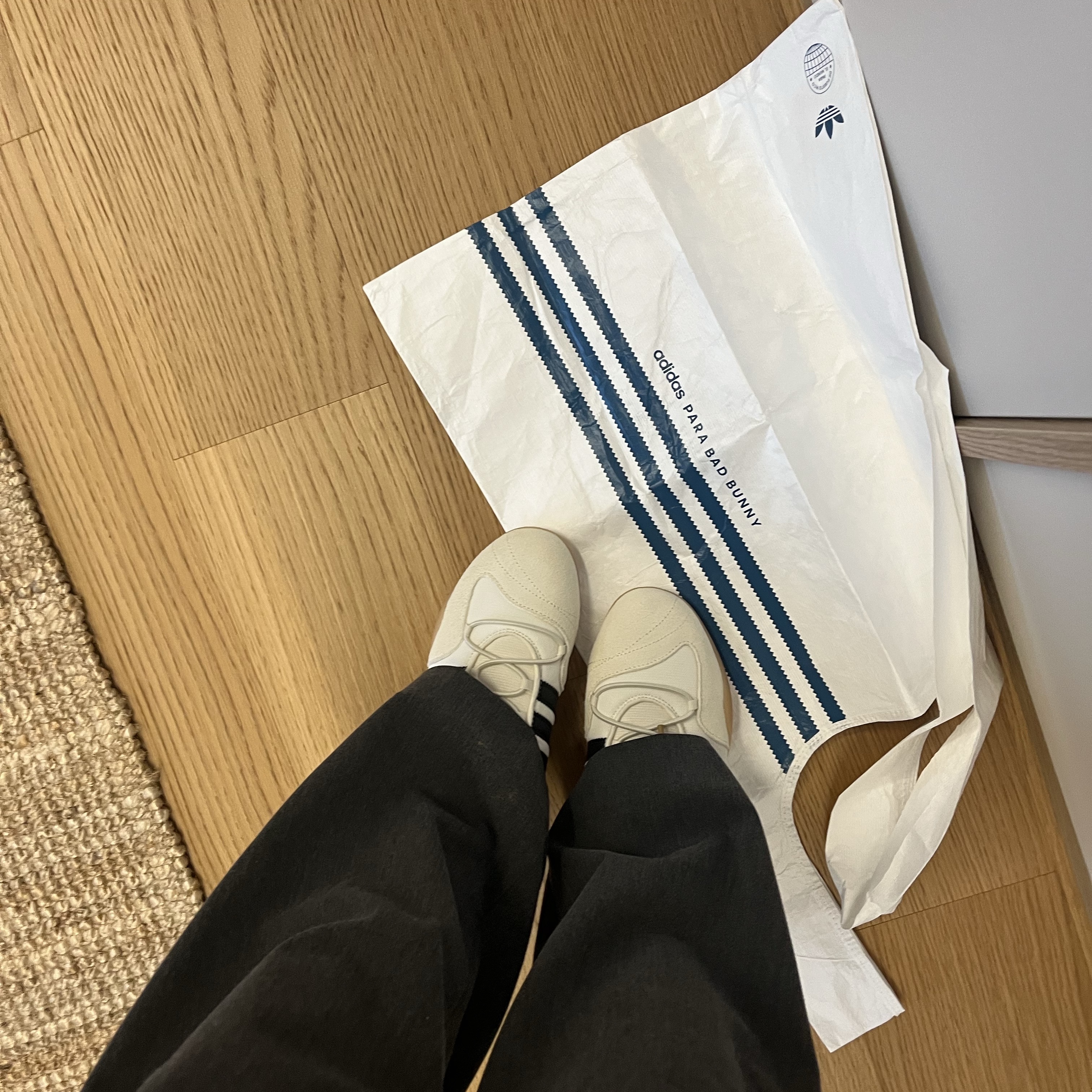 Adidas x Bad Bunny Ballerina Off White Core Black 착용 스타일 - 1