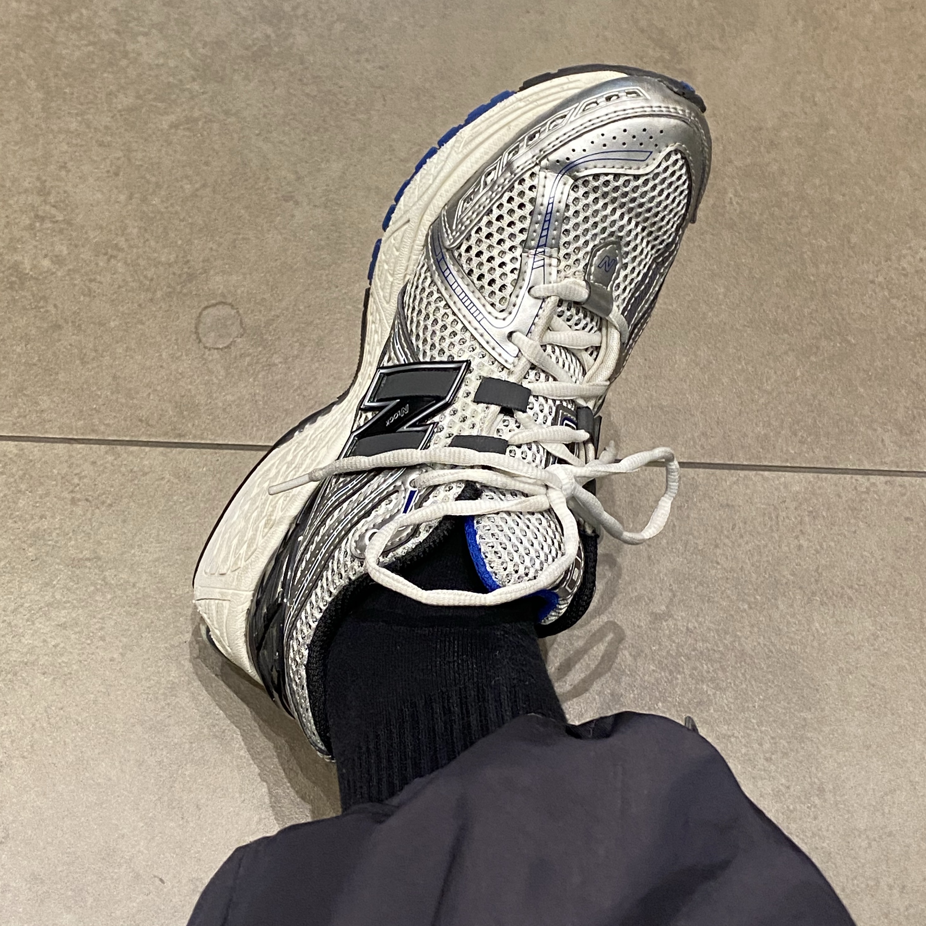 New Balance 1906R Silver Metallic 착용 스타일