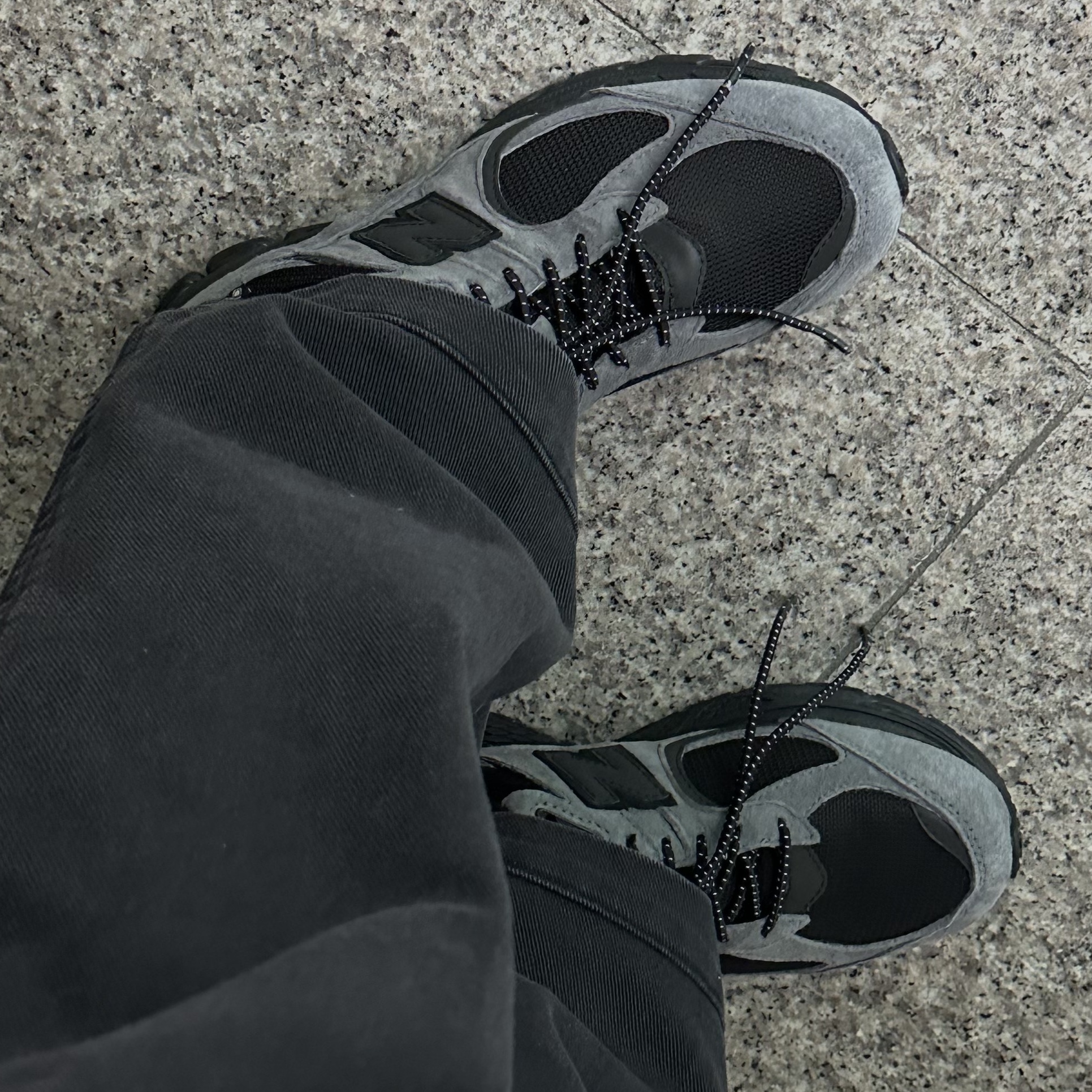 New Balance x JJJJound 2002R Gore-Tex Charcoal 착용 스타일 - 2