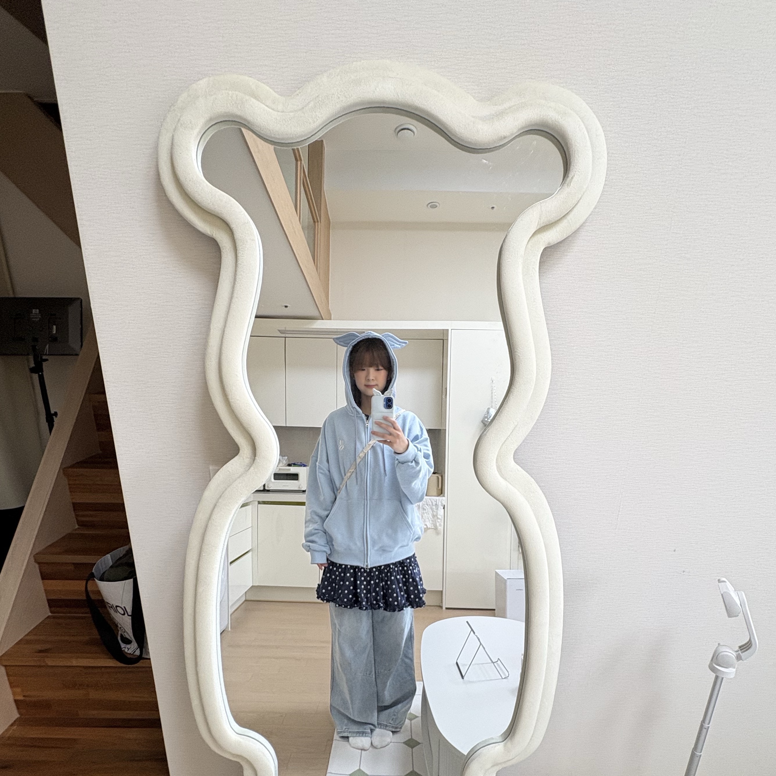 Yegg Wing hoodie  sky blue 착용 스타일