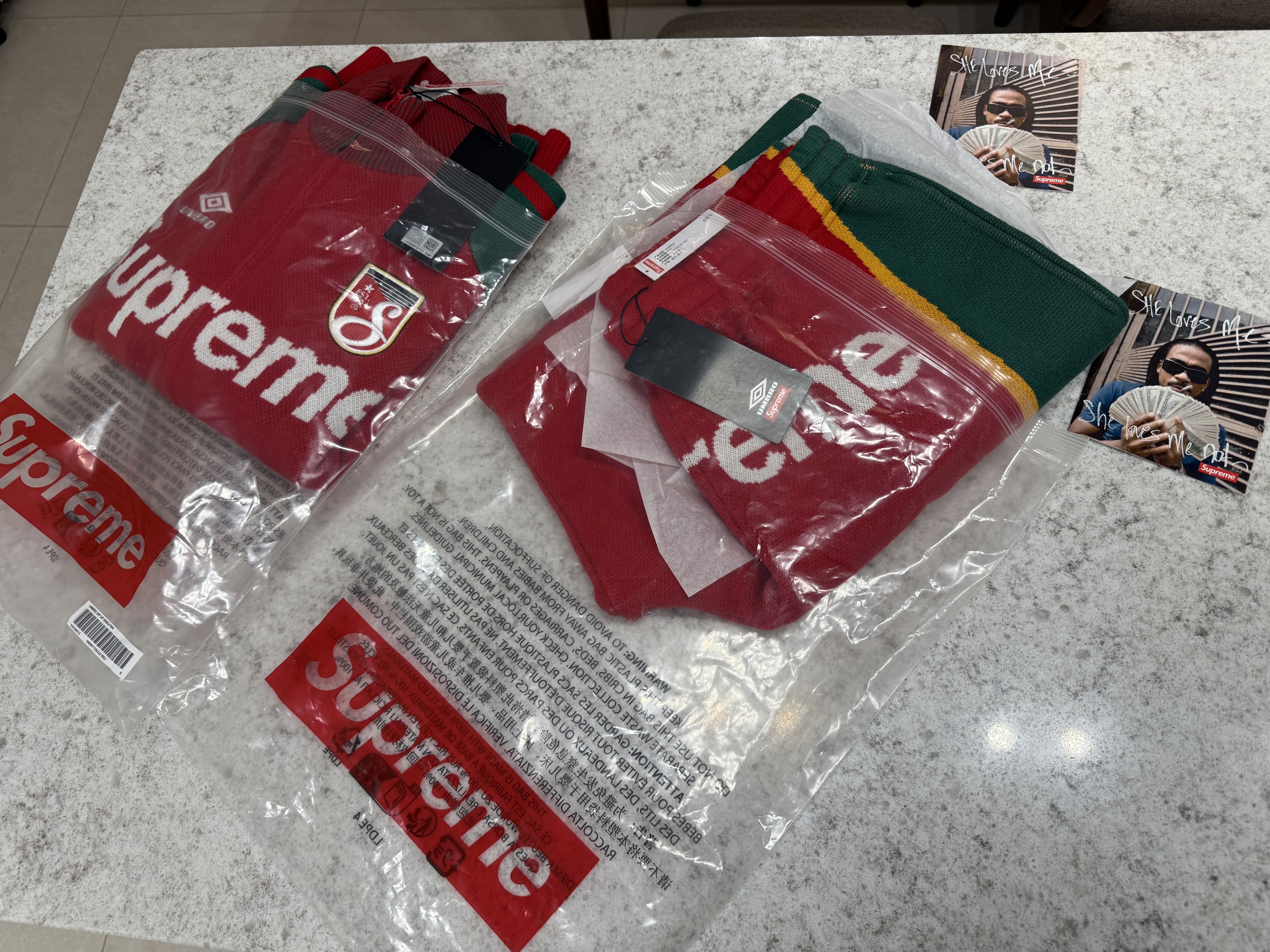 Supreme x Umbro Zip Up Sweater Red - 25SS, Supreme x Umbro Knit Soccer Shorts Red - 25SS 착용 스타일 - 3