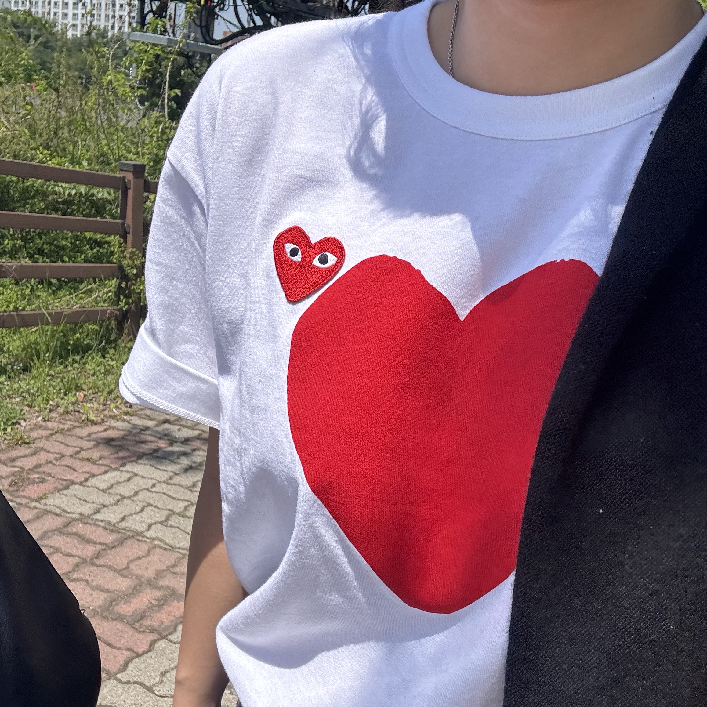 Play Comme des Garcons Red Double Heart T-Shirt White 착용 스타일 - 3