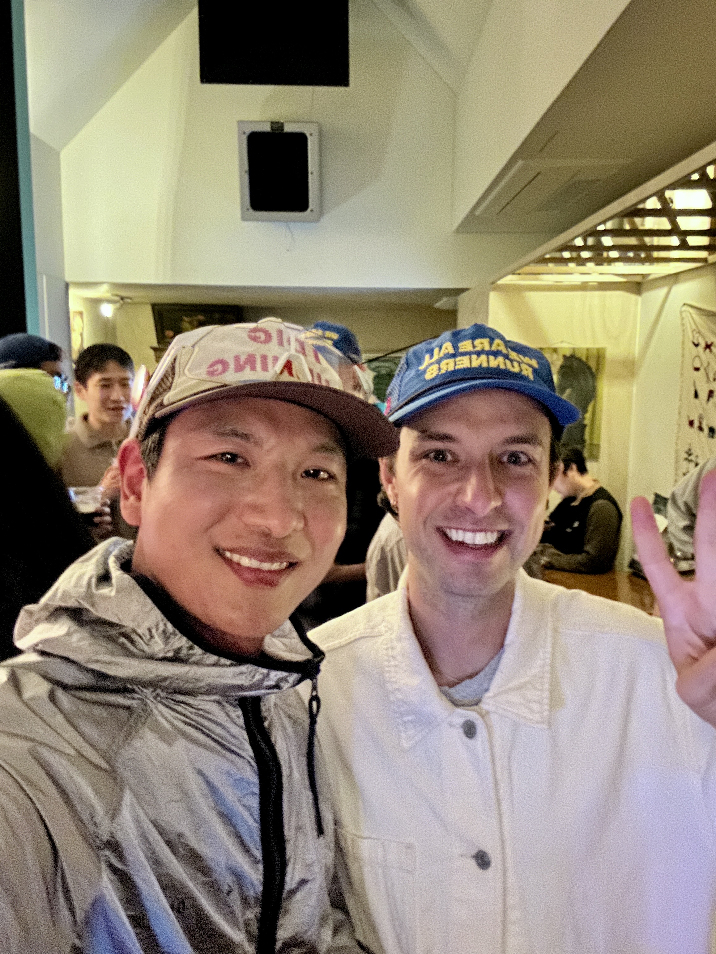 Alex Zono I Dig Running Trucker Hat OG Brown 착용 스타일 - 2