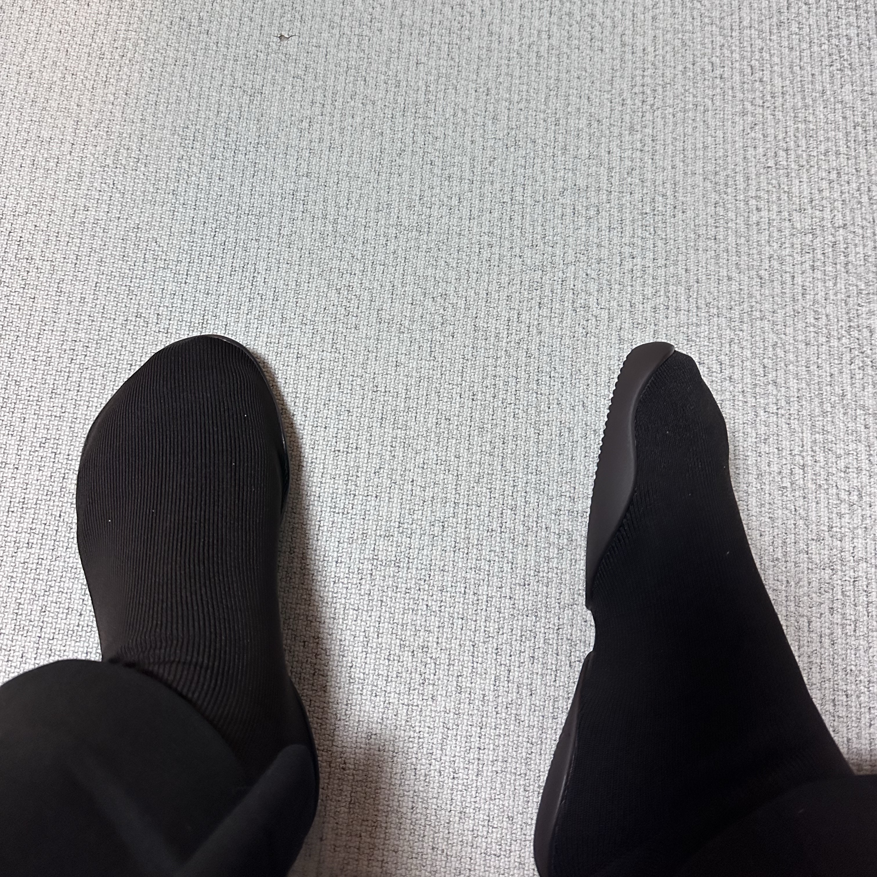 Yeezy YZY Pods Black 착용 스타일