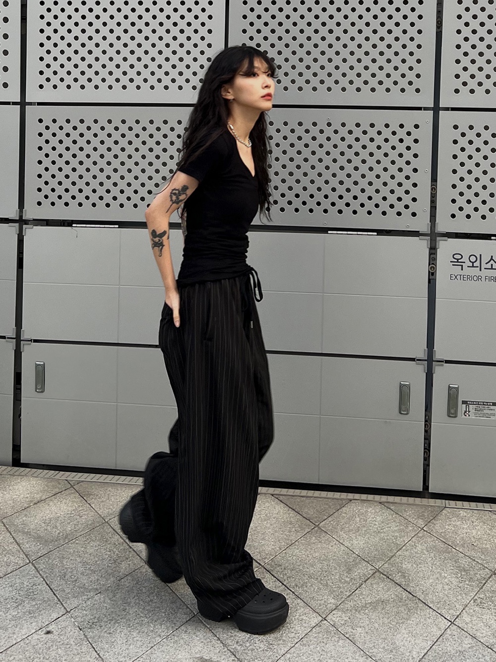 Crocs Stomp Clog Black 착용 스타일 - 2