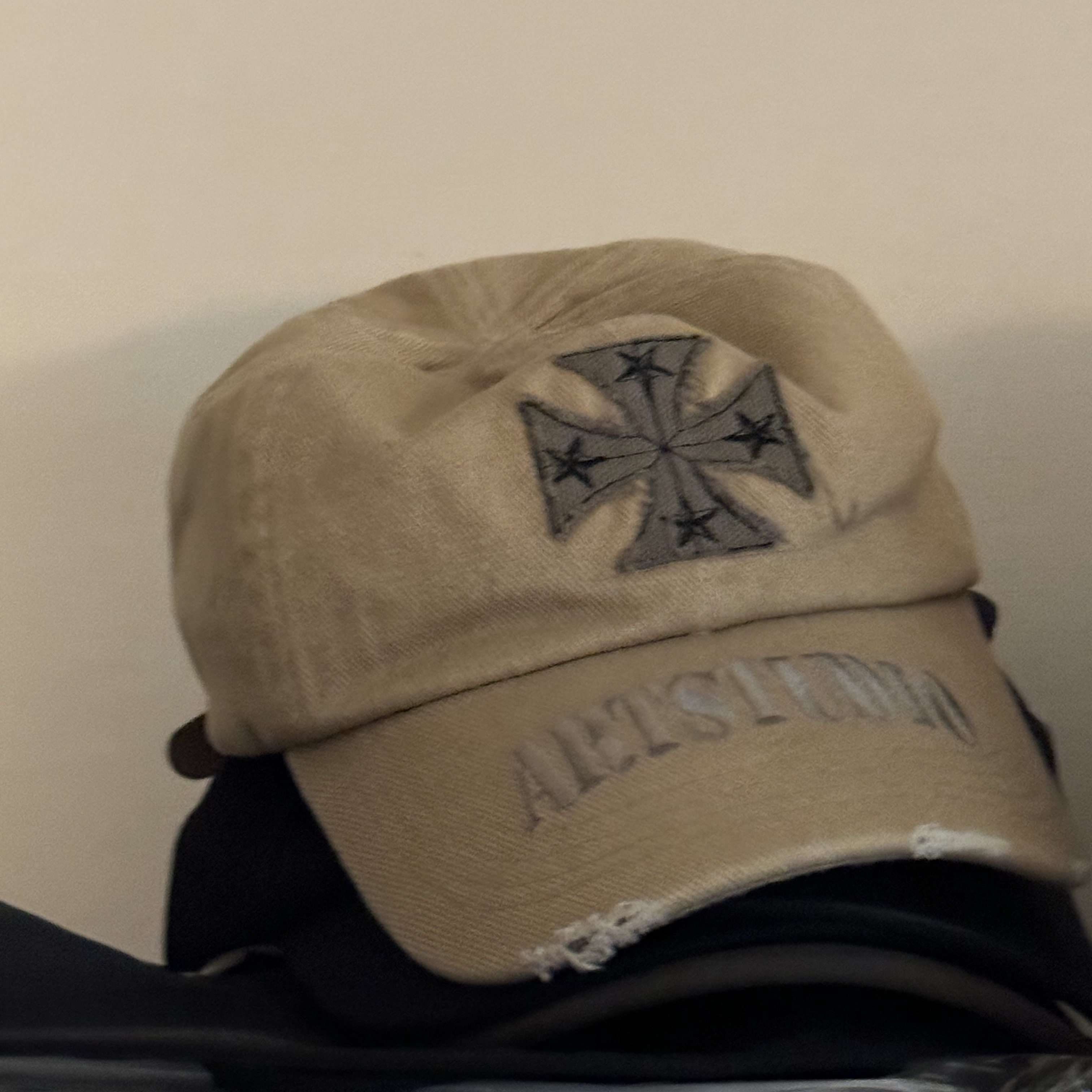 ETCE Cross Destroyed Cap Beige 착용 스타일