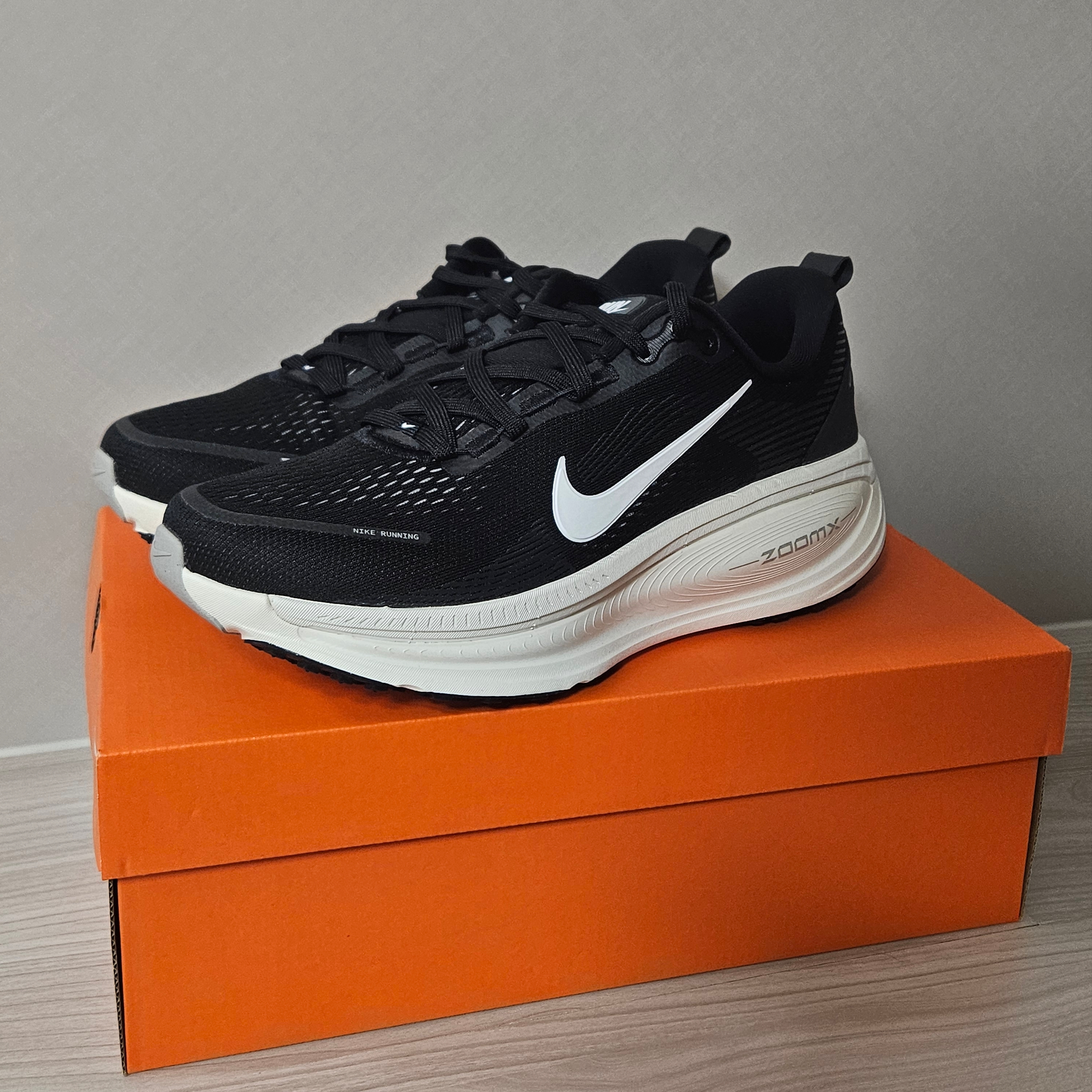 Nike Vomero 18 Black Coconut Milk 착용 스타일