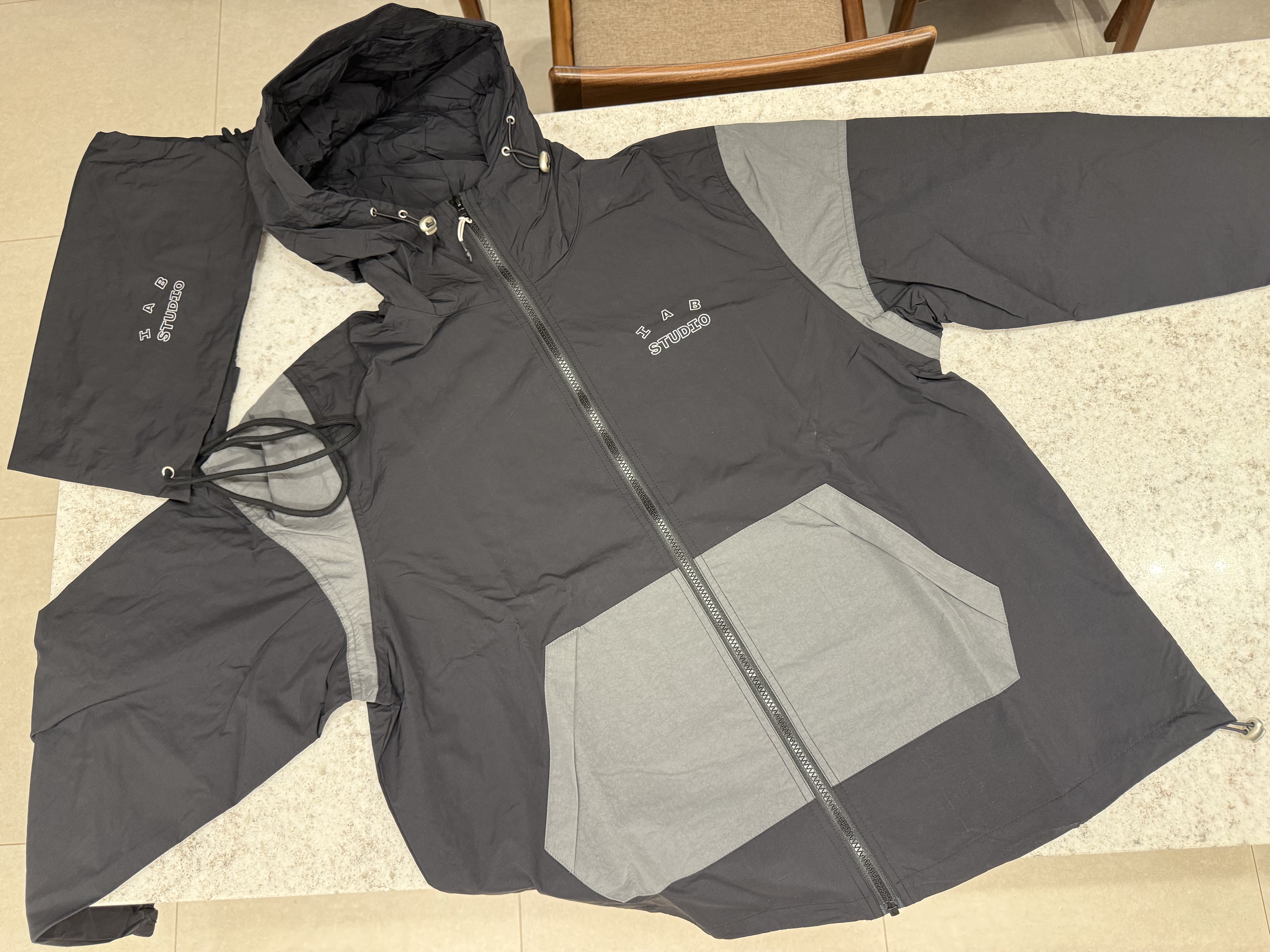 IAB Studio Wind Jacket Pack Black Silver 착용 스타일 - 1