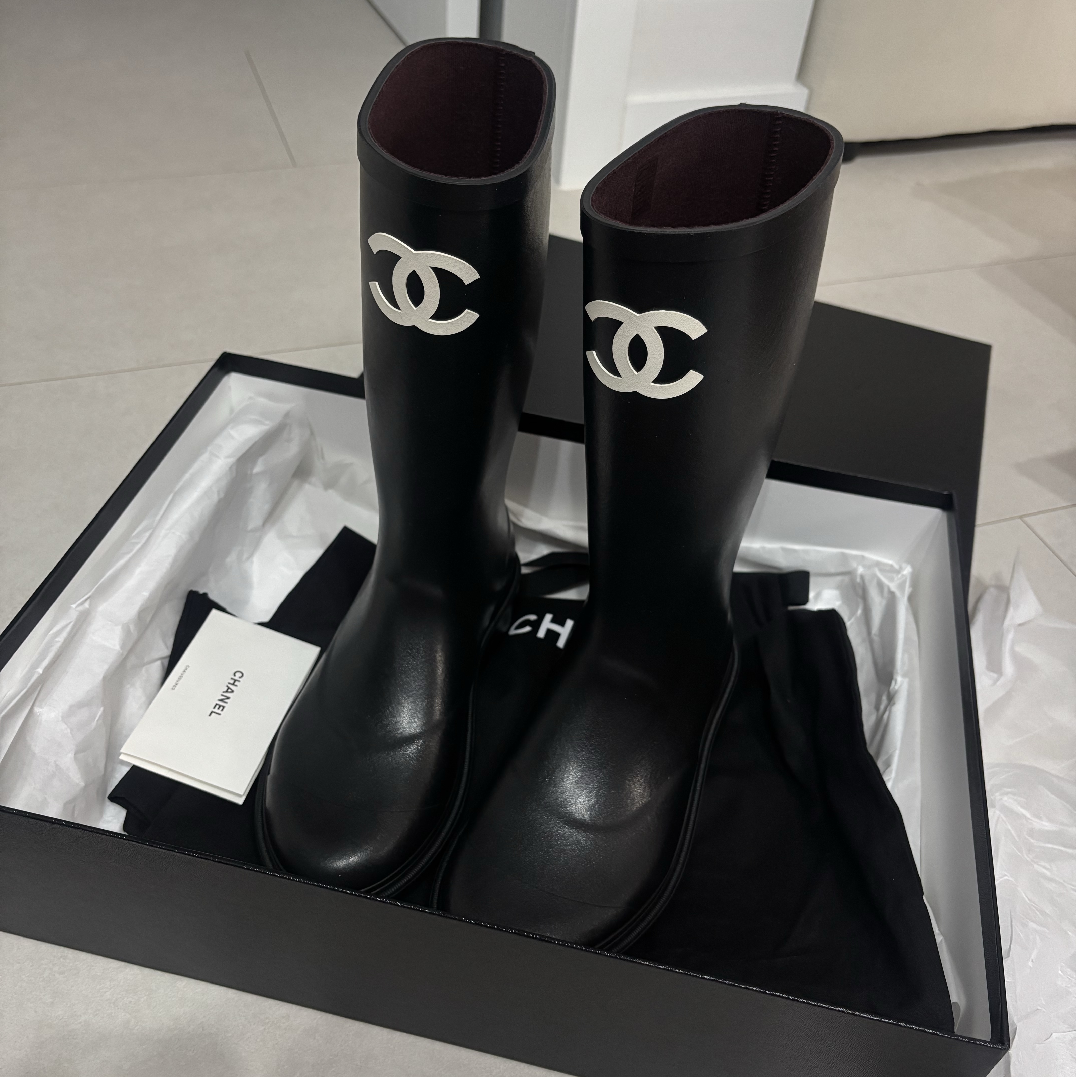 (W) Chanel Boots Caoutchouc & Black 착용 스타일 - 3