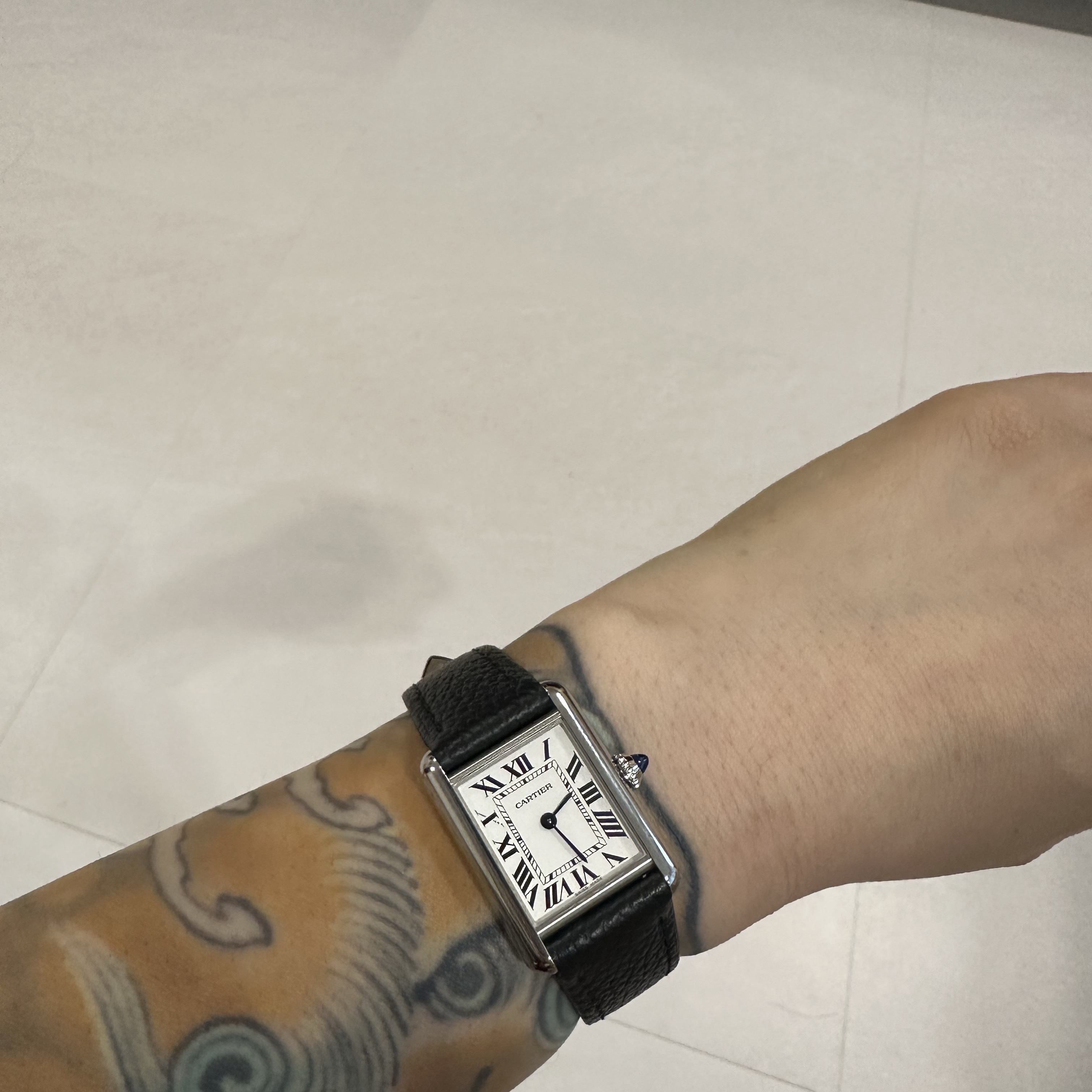 Cartier Tank Must Watch Small Quartz Steel Calfskin Black 착용 스타일