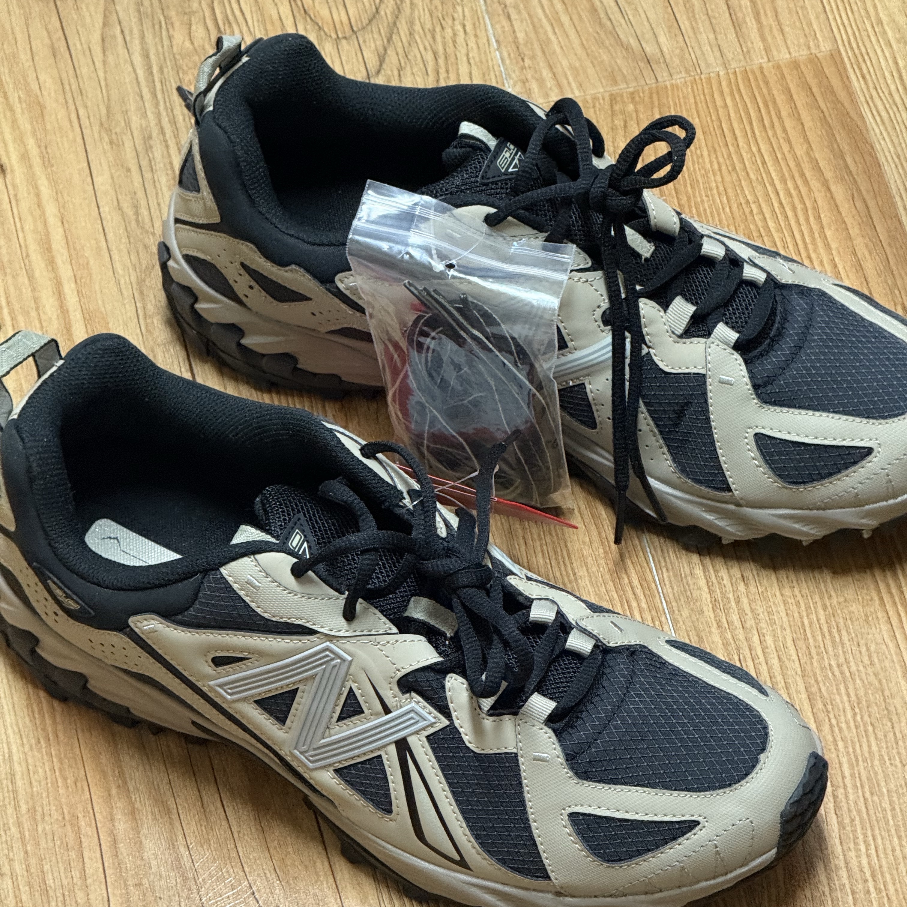 New Balance ML610T Aluminum Black - D Standard 착용 스타일