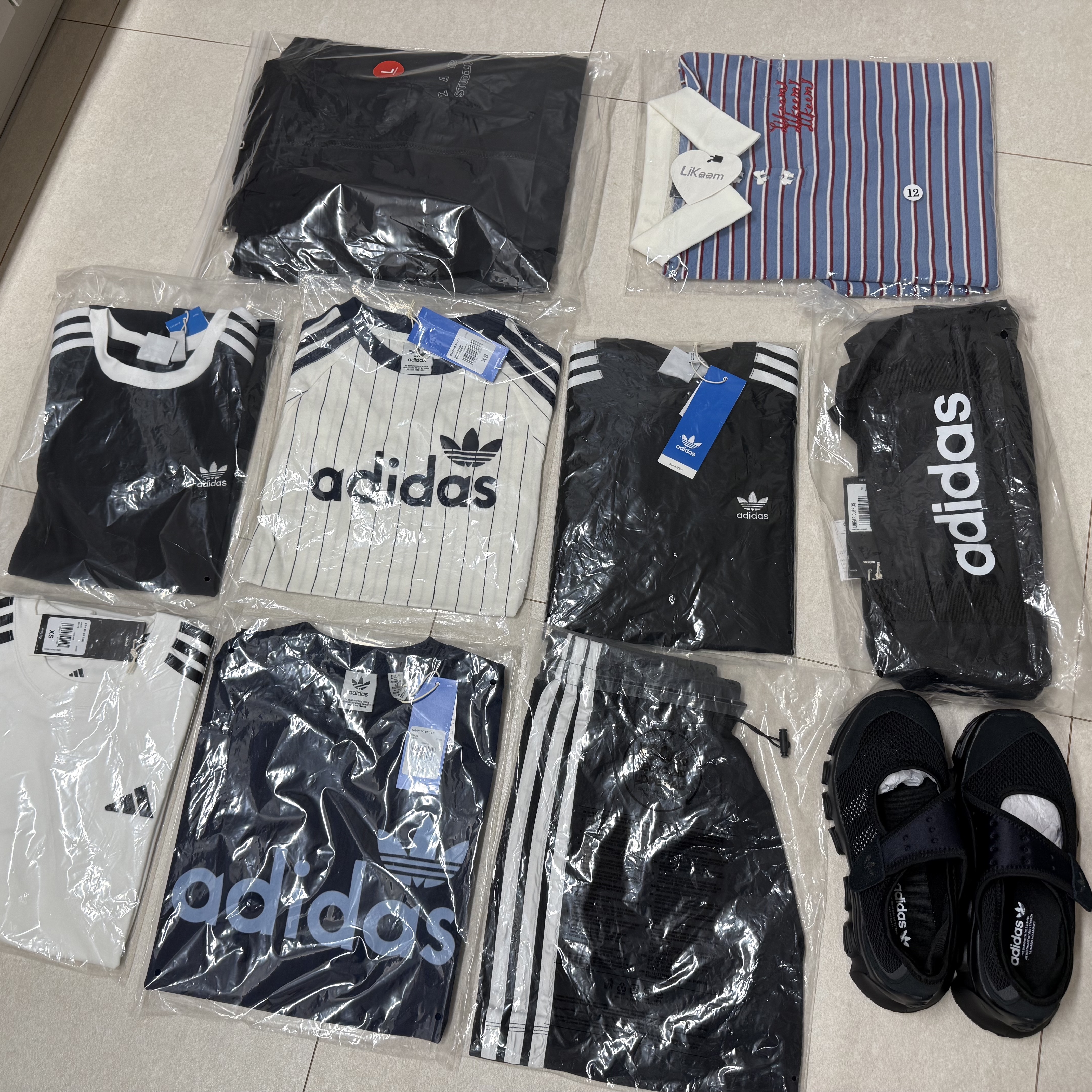 (W) Adidas Adifom Megajane Core Black, (W) Adidas Linear Cali Graphic T-Shirt Off White Night Indigo - KR Sizing 착용 스타일 - 1